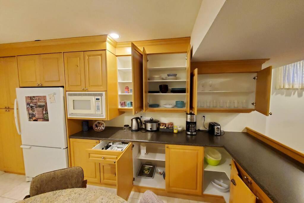 Quiet And Spacious 2 Bedroom Private Unit Apartment