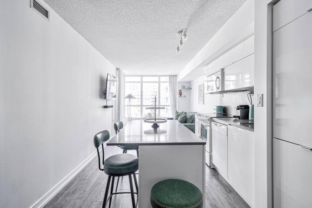 Designer 2br Downtown Condo, Rogers Center Apartment *