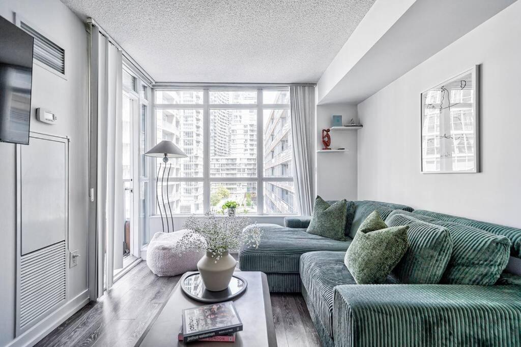 Apartment Designer 2br Downtown Condo, Rogers Center Toronto