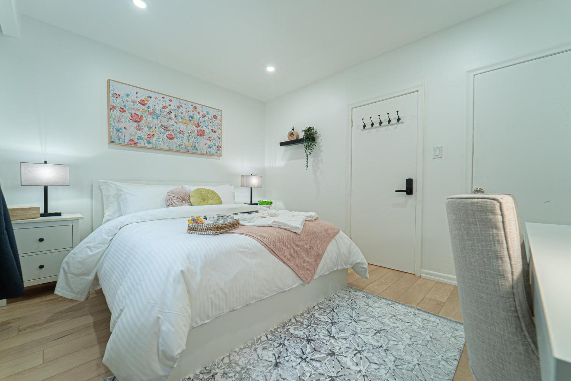 Quiet & Comfortable Double Private Room, Free Parking * Toronto