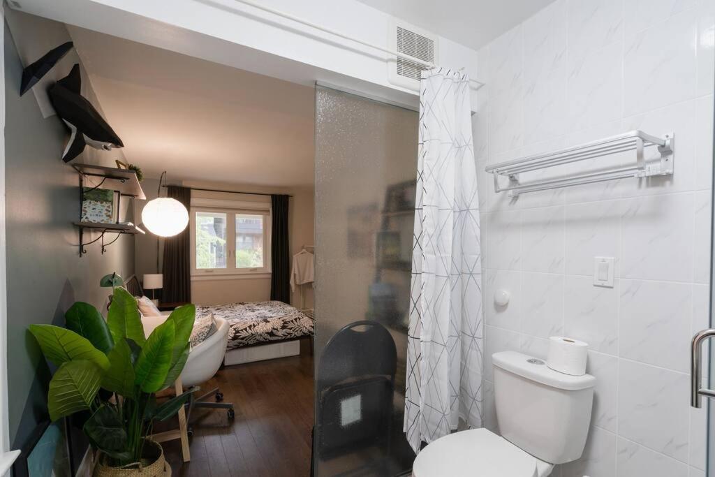 Privatunterkunft Spacious With Ensuite Bathroom Near Subway, Koreatown & Uoft Toronto