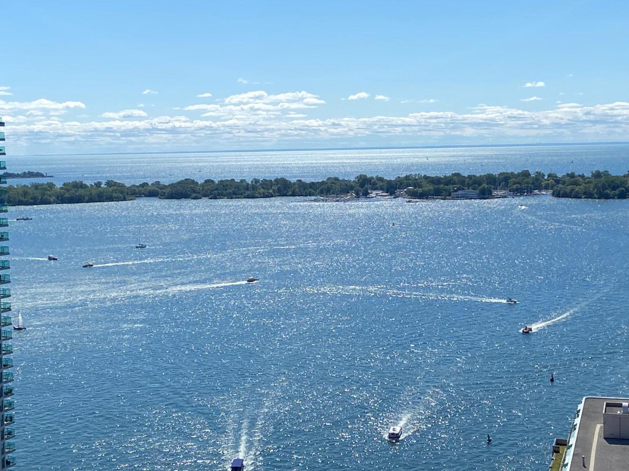 Million Dollar Lake-view - Harbourfront Spacious 2 Bedroom- 2 Bathroom Across The Lake With Stunning Lake View With Free Parking! *