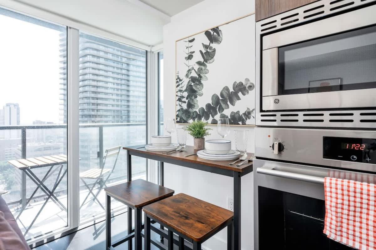 Easy Access 1br On Bay Street *