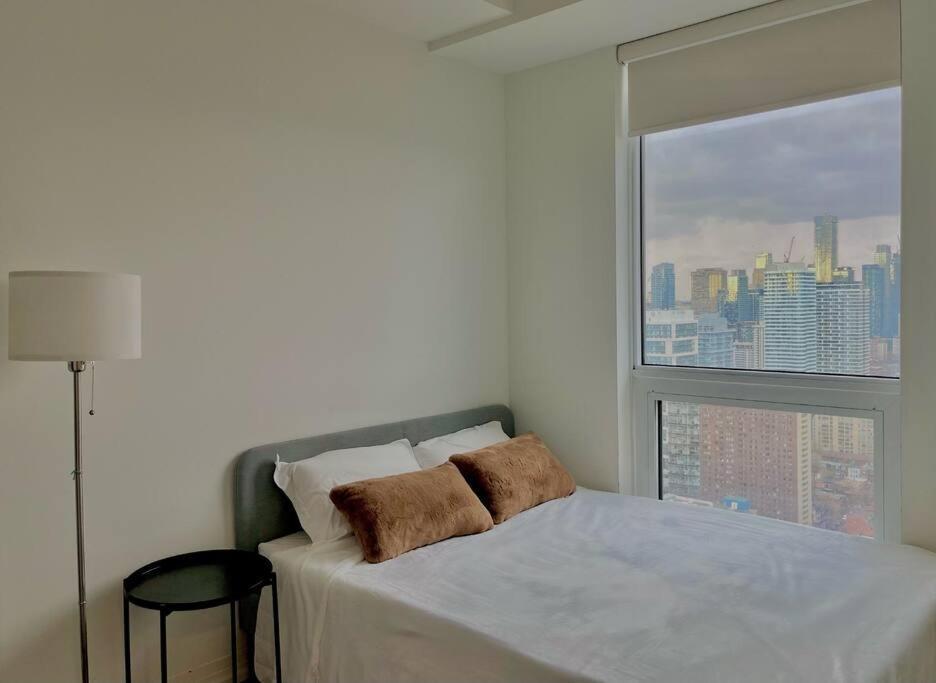 Downtown High-rise Near Eaton Centre Apartment