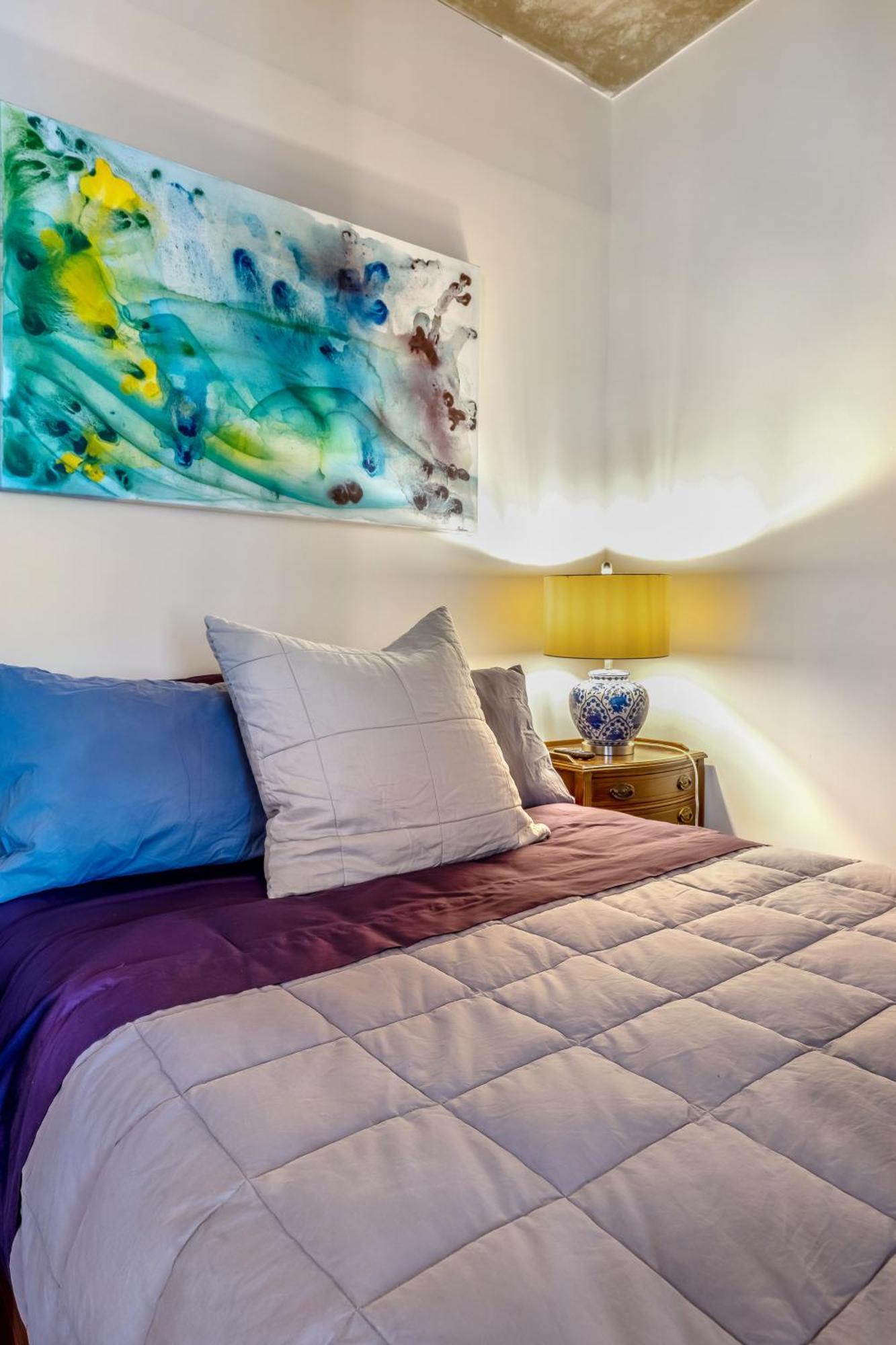 Spacious Corner Downtown Apartment *