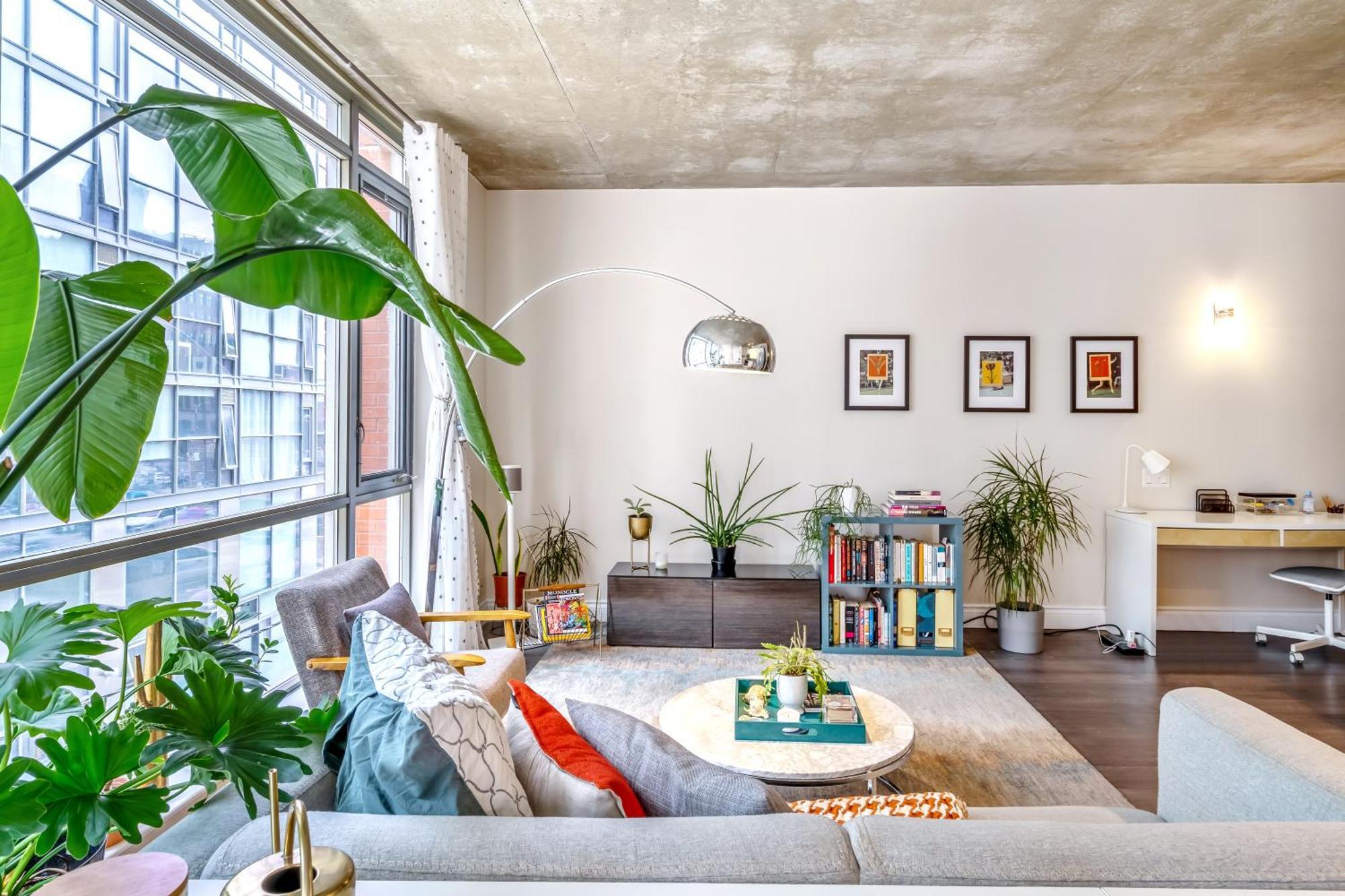 Spacious Corner Downtown Apartment