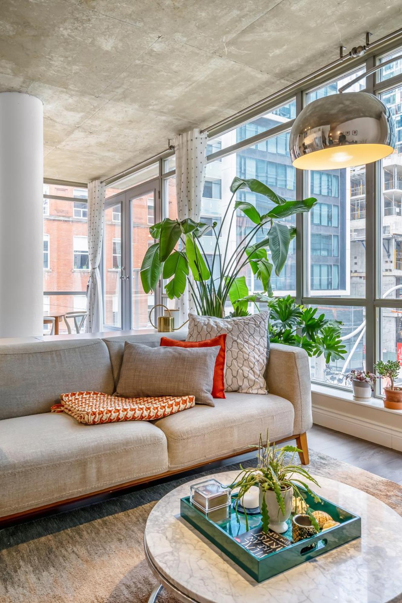 Spacious Corner Downtown Apartment *