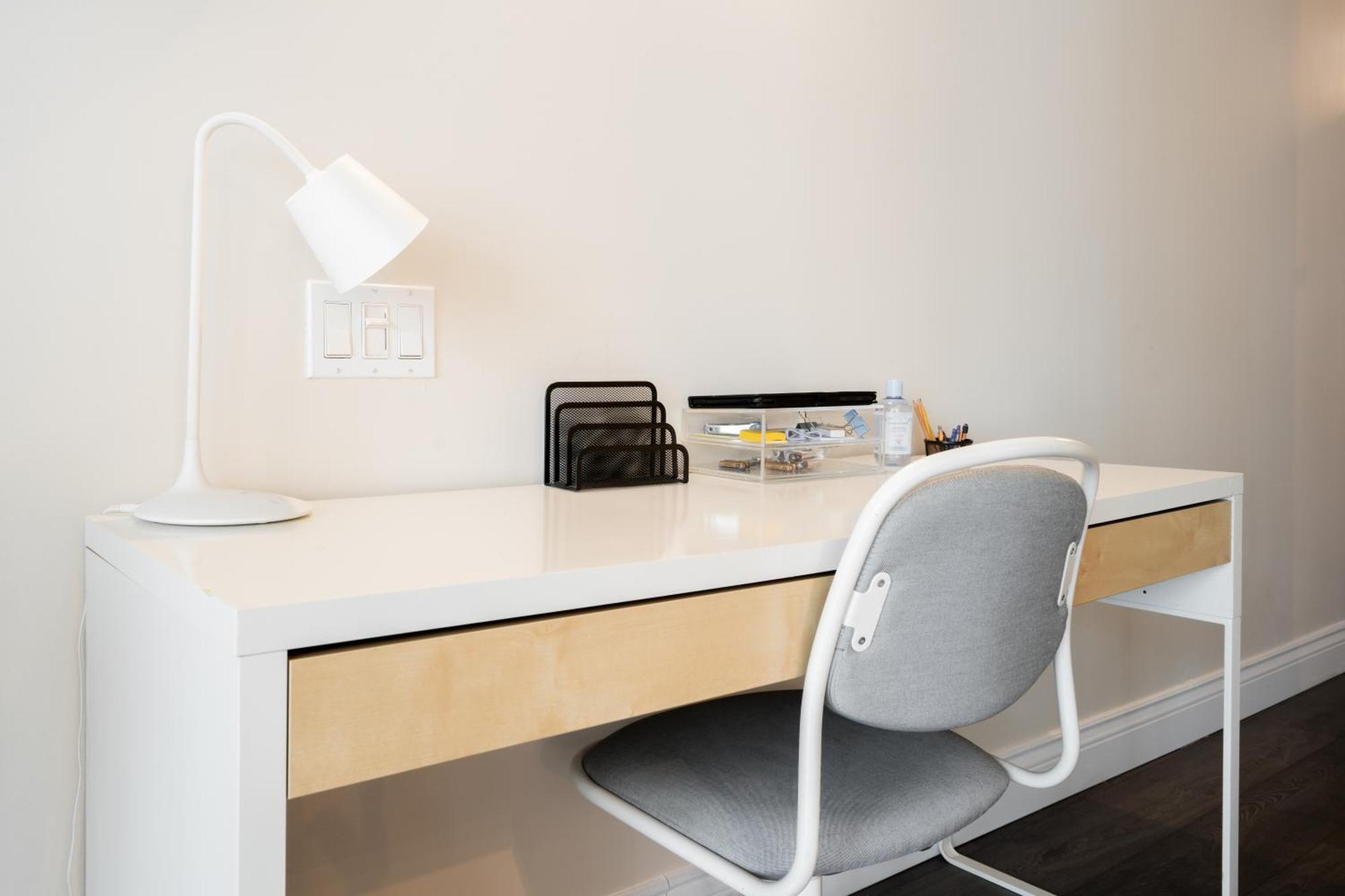 Spacious Corner Downtown Apartment Toronto