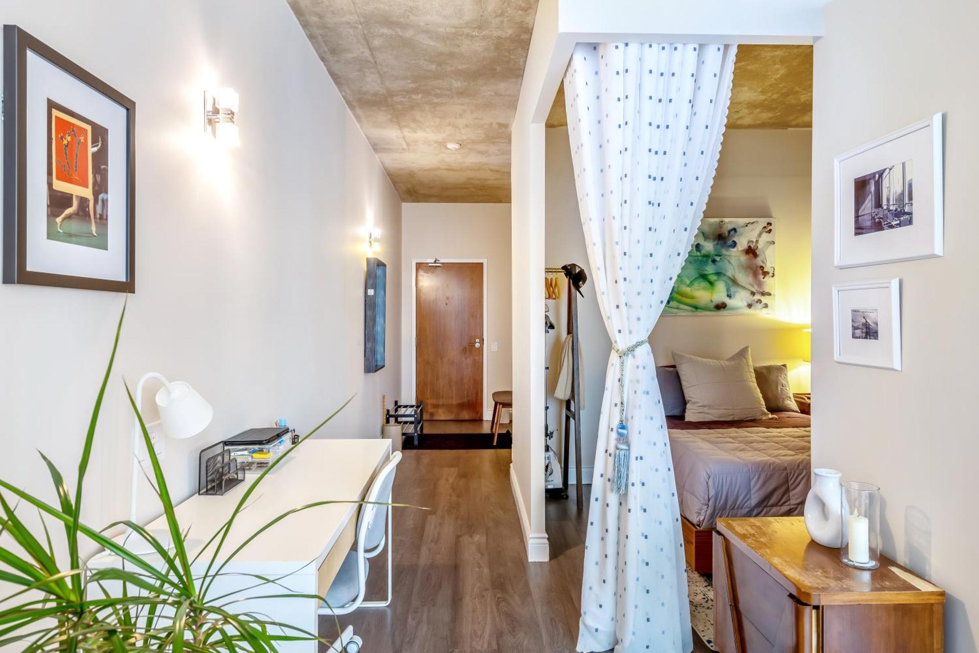 Spacious Corner Downtown Apartment *