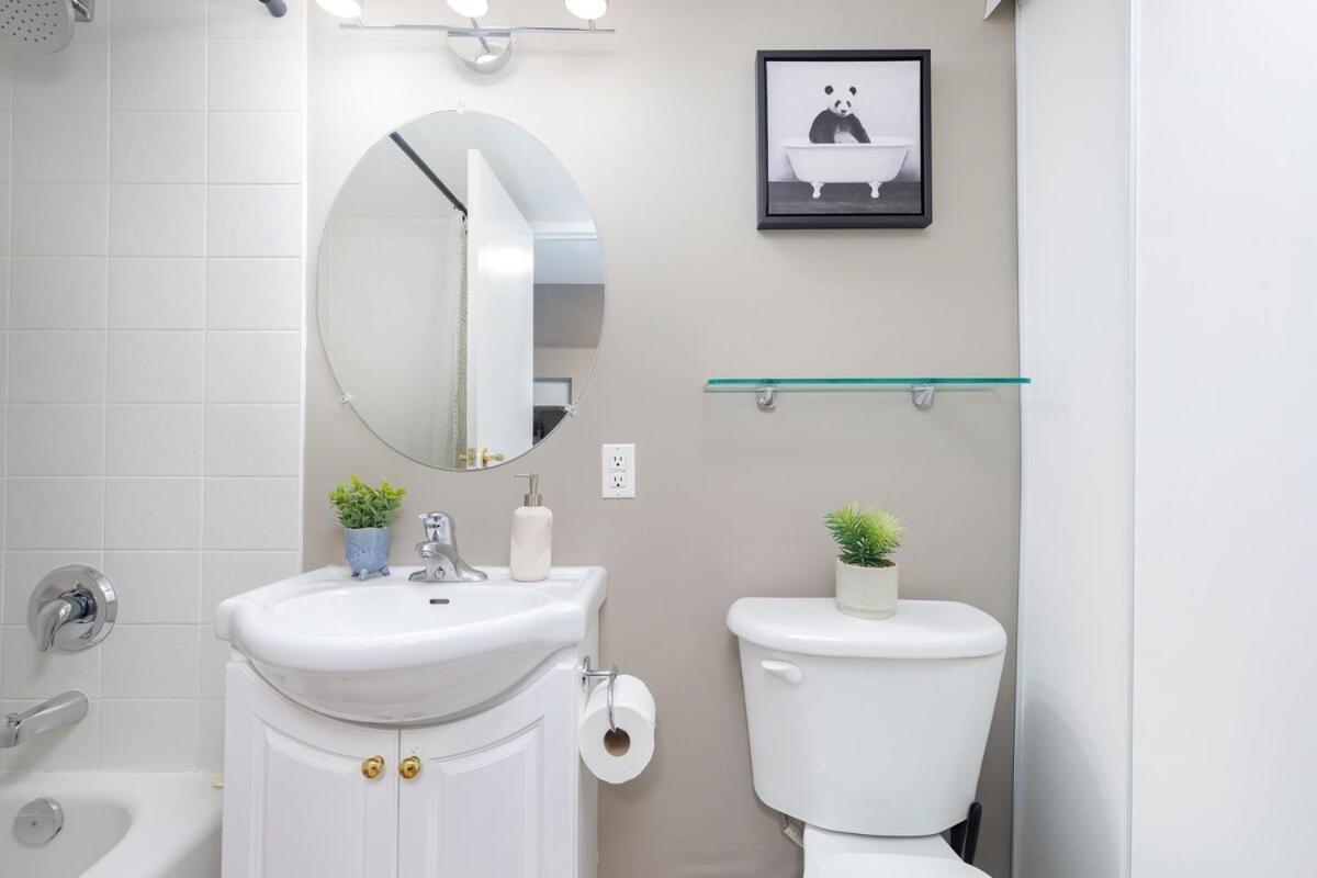 Holiday home Comfy Liberty Village 1bd Steps From King St Toronto