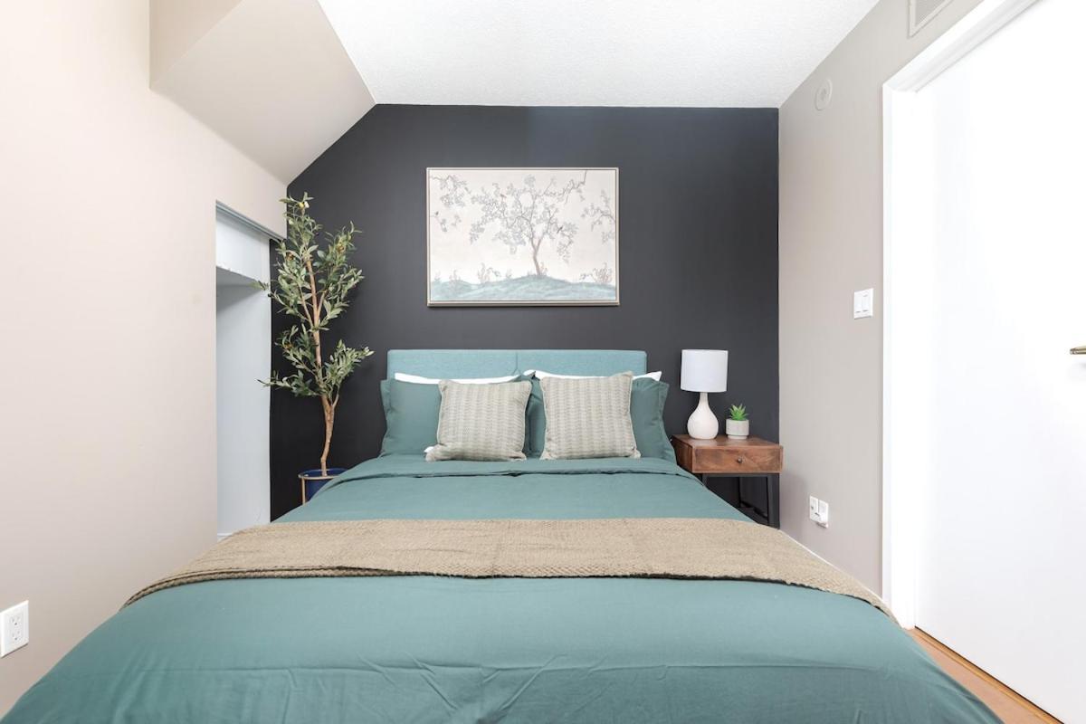 Holiday home Comfy Liberty Village 1bd Steps From King St *