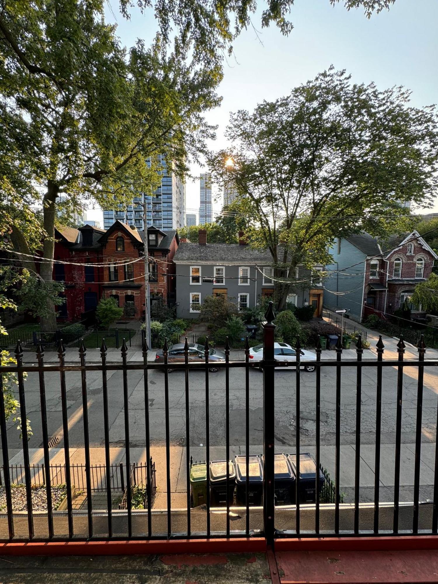 Spacious Townhouse Close To Dundas Square! Guest house *
