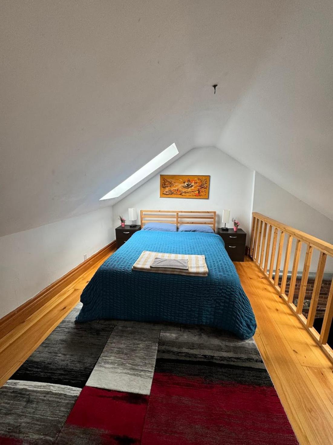 Spacious Townhouse Close To Dundas Square! Guest house