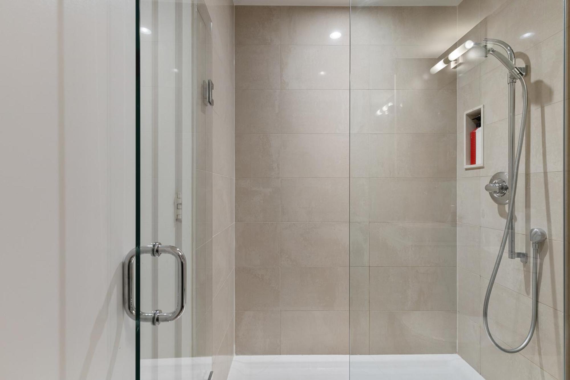 Executive Suite-lakeview-free Parking