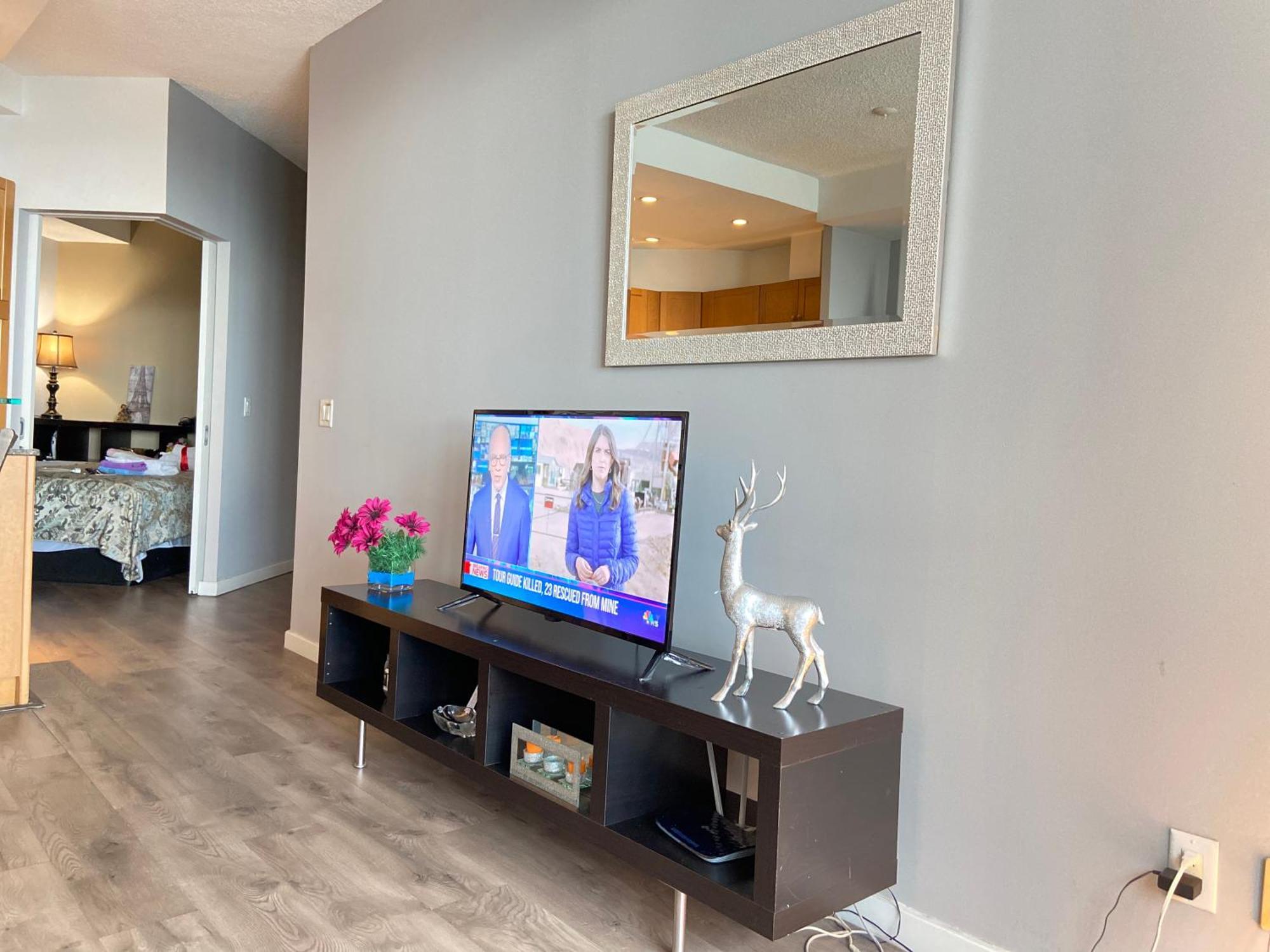 Apartment Million Dollar Lake-view - Harbourfront Spacious 2 Bedroom- 2 Bathroom Across The Lake With Stunning Lake View With Free Parking! *