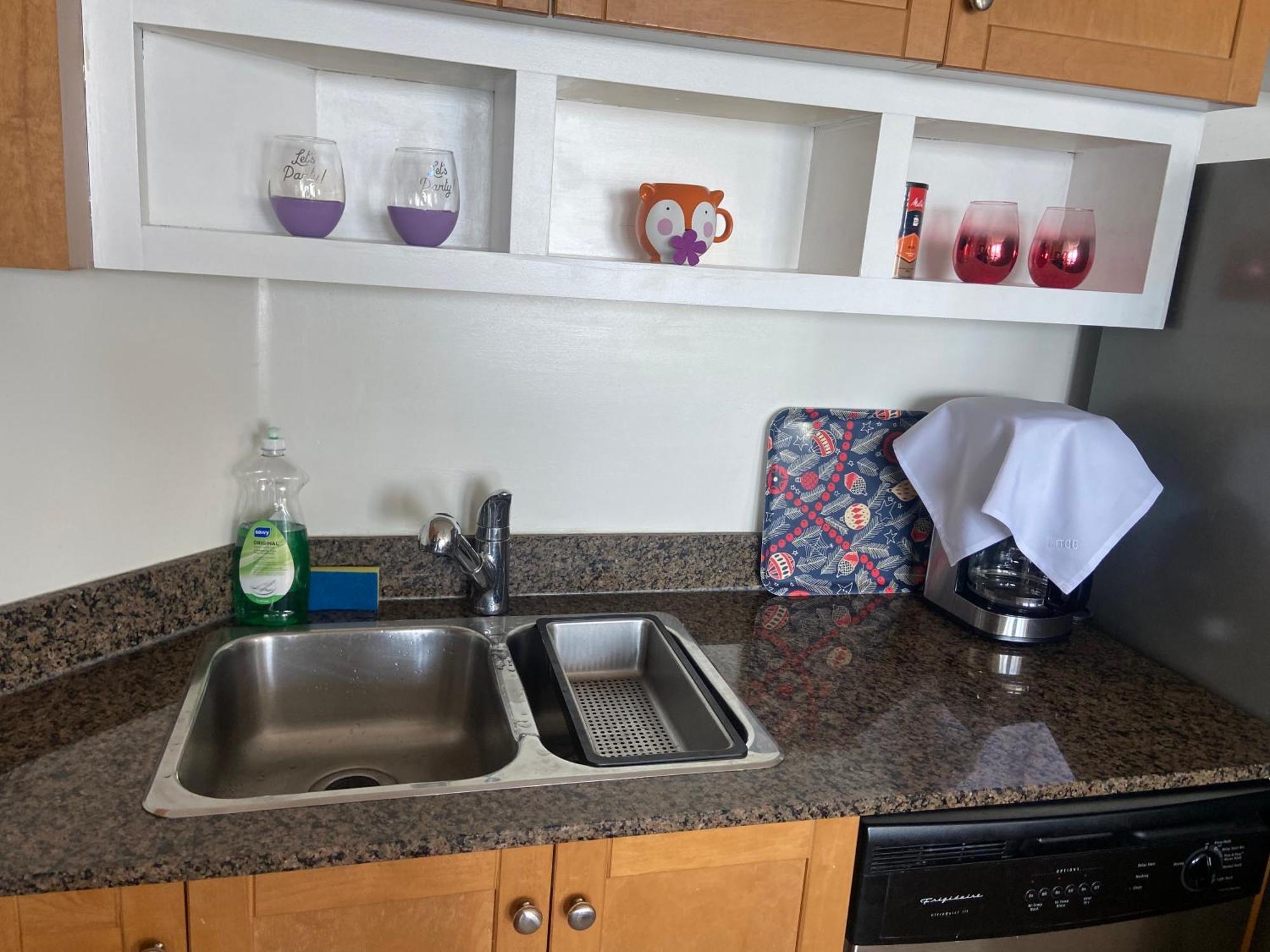 Million Dollar Lake-view - Harbourfront Spacious 2 Bedroom- 2 Bathroom Across The Lake With Stunning Lake View With Free Parking! *