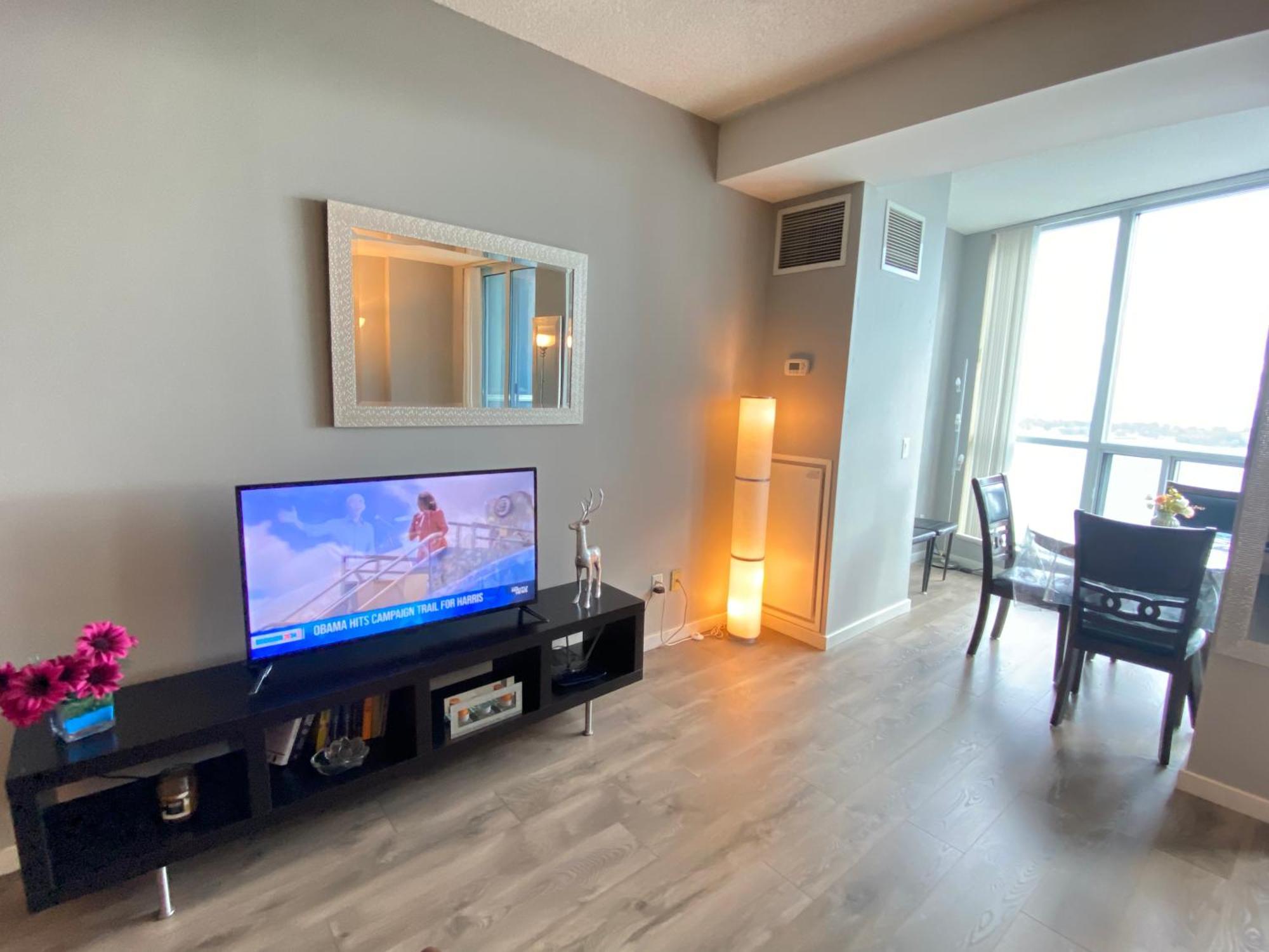 Million Dollar Lake-view - Harbourfront Spacious 2 Bedroom- 2 Bathroom Across The Lake With Stunning Lake View With Free Parking! * Toronto