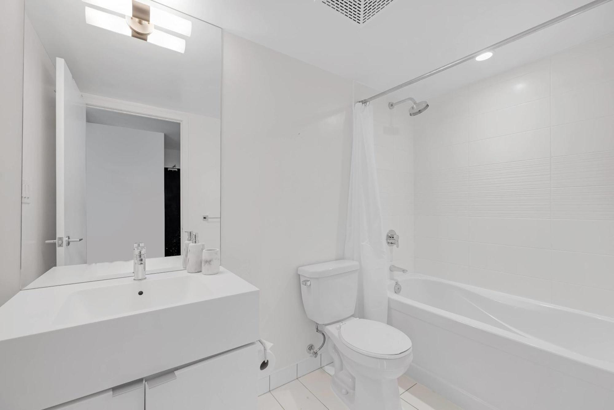 Downtown Oasis Location & Free Parking Apartment Toronto
