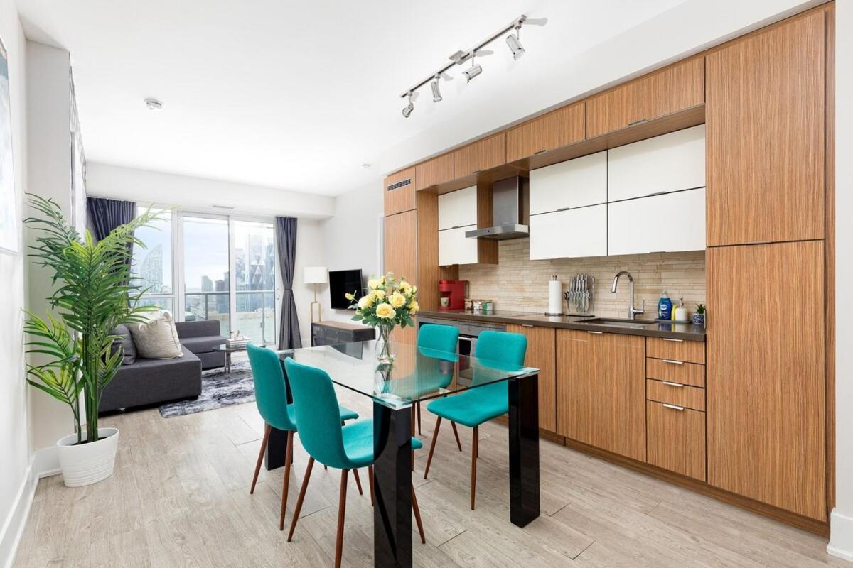Lux Downtown Cn Tower Views W Parking Apartment Toronto