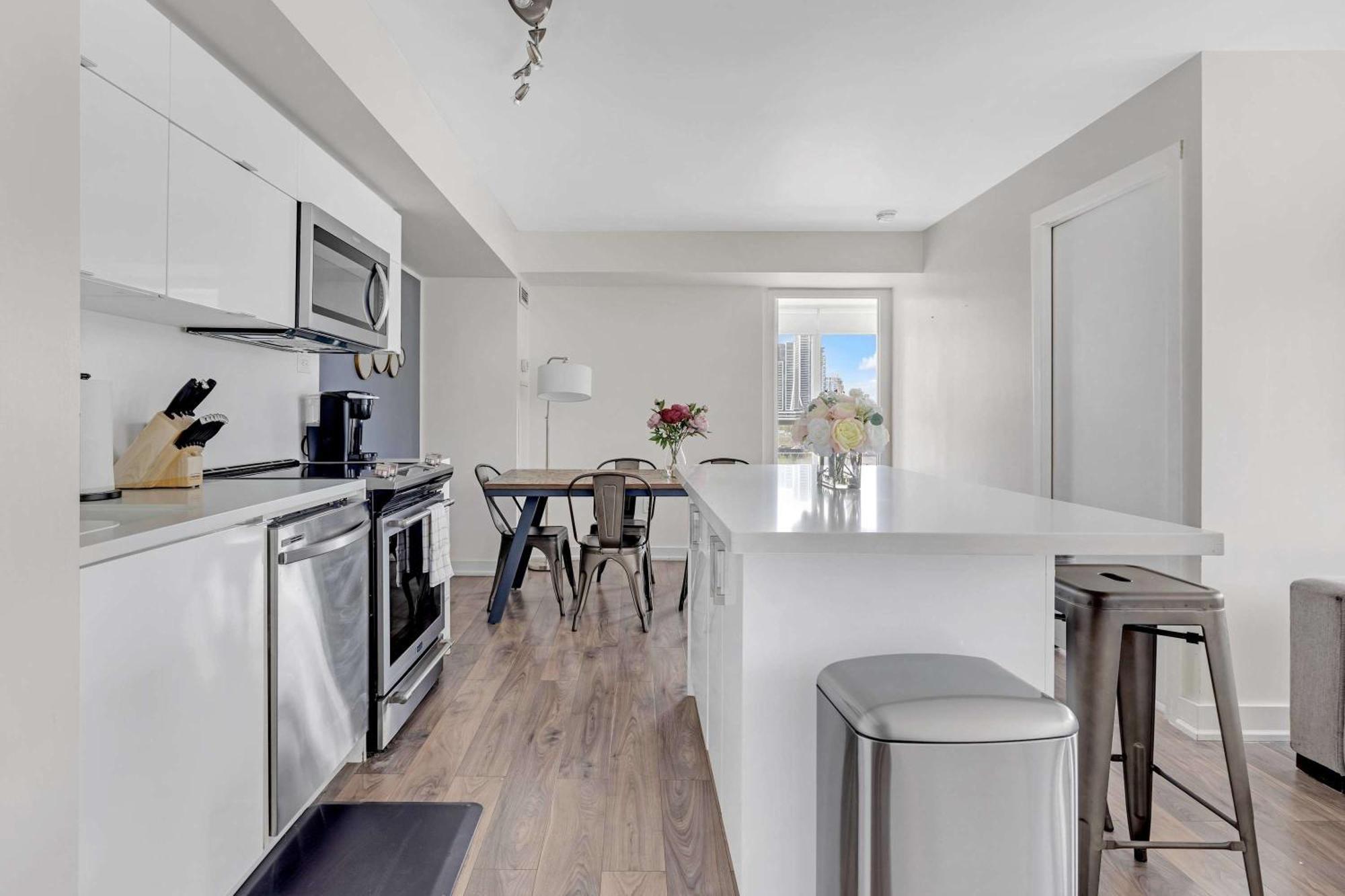 Downtown Oasis Location & Free Parking Apartment Toronto