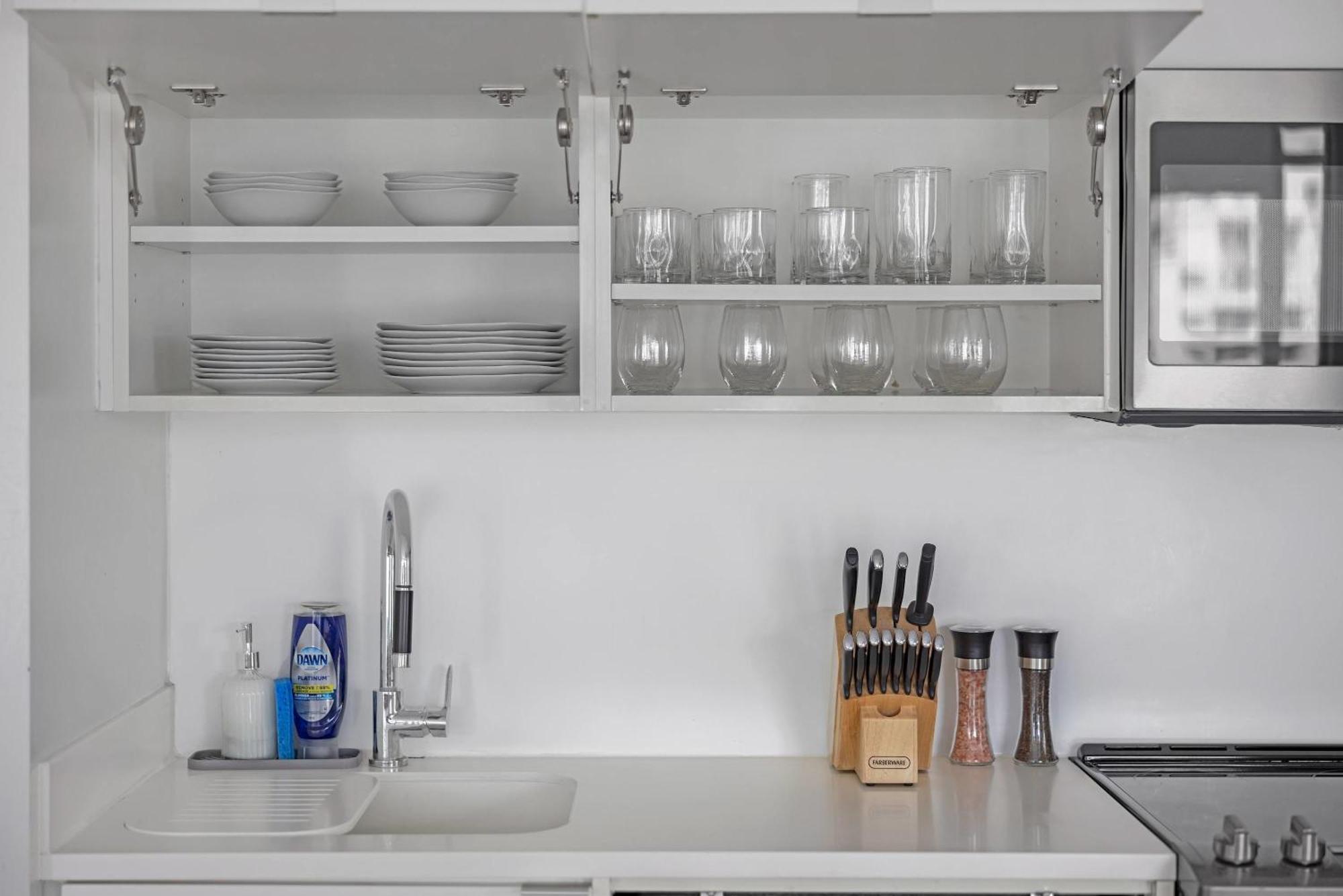 Downtown Oasis Location & Free Parking Toronto