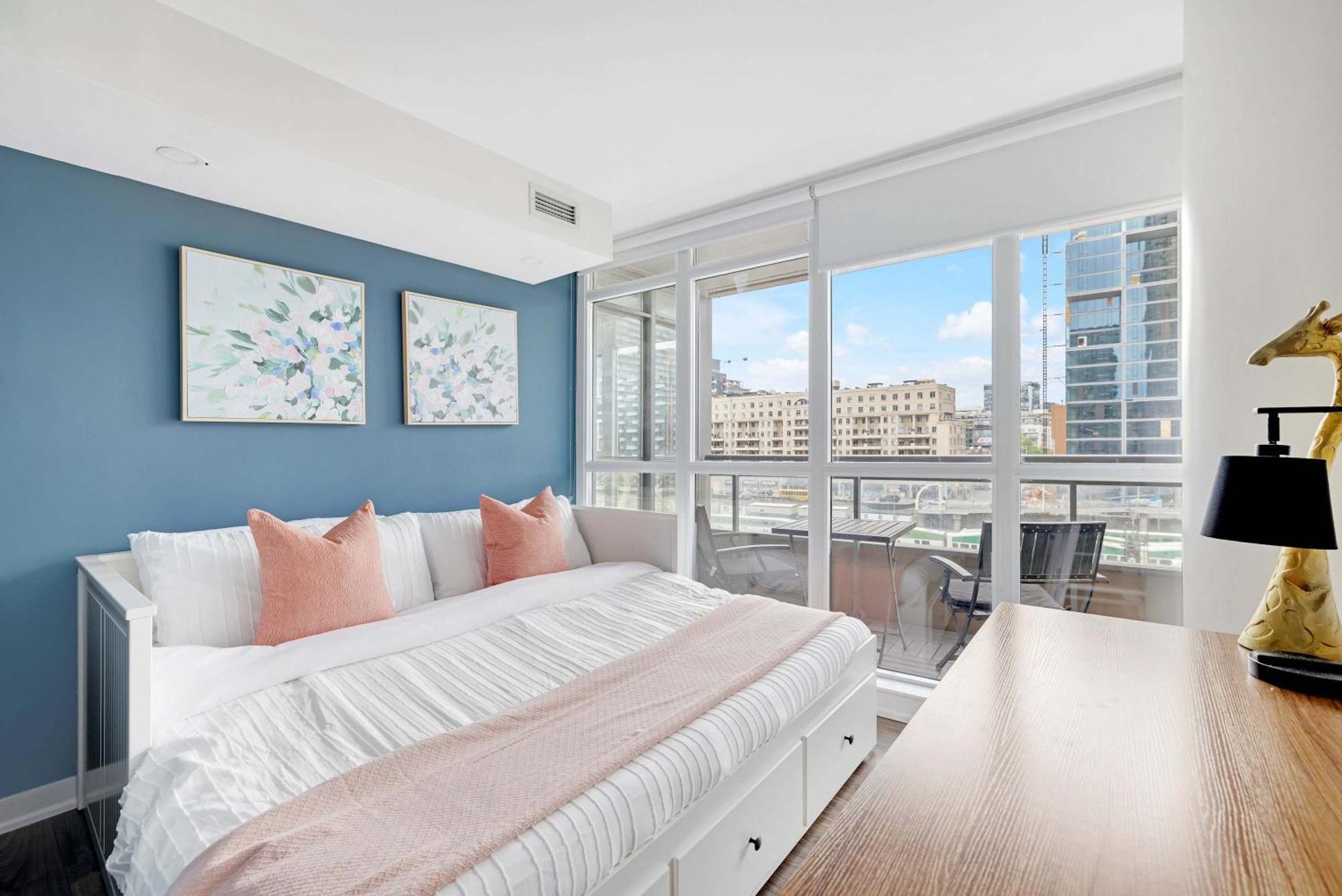Downtown Oasis Location & Free Parking Apartment *