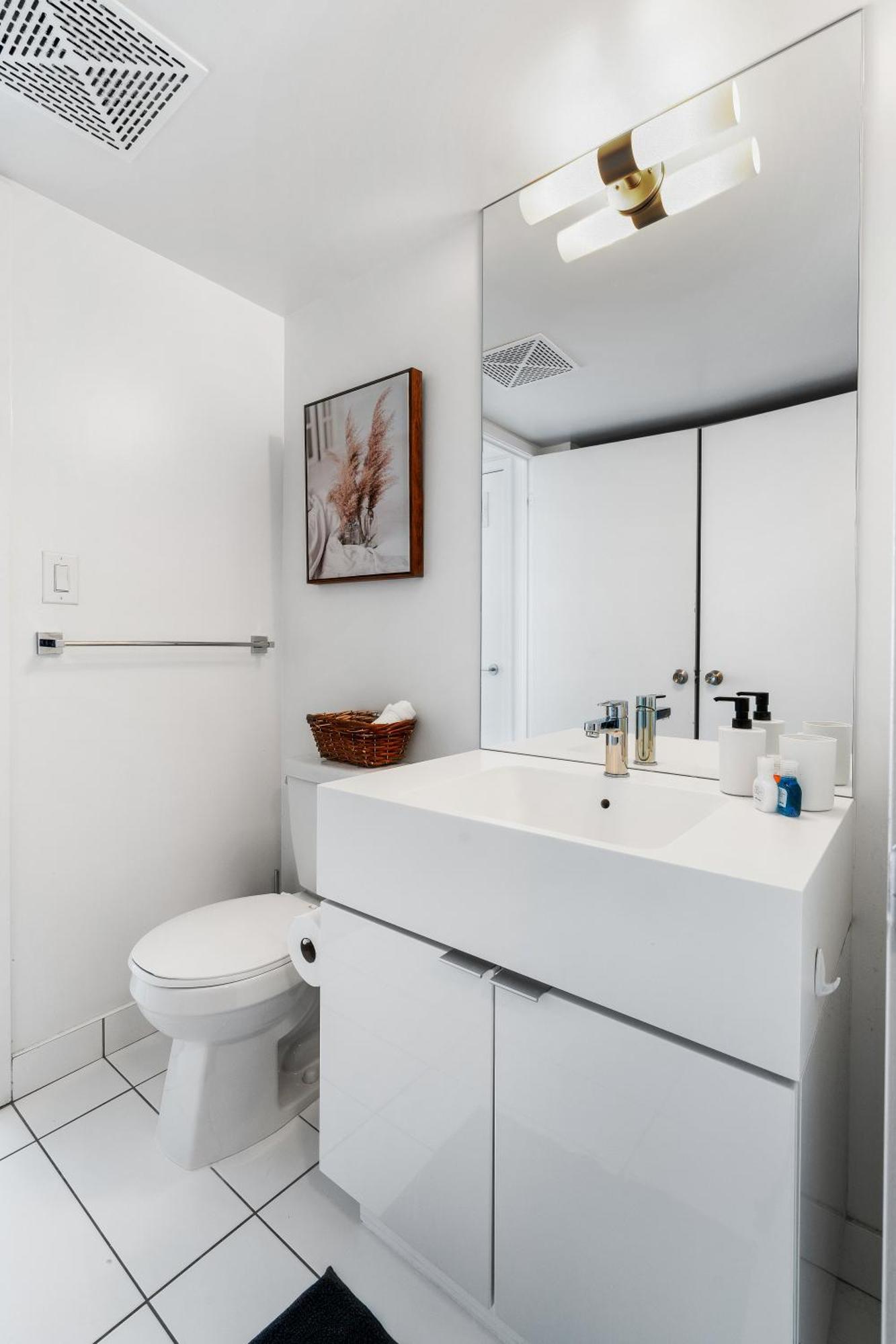 Exquisite By Cn Tower With Parking Apartment Toronto