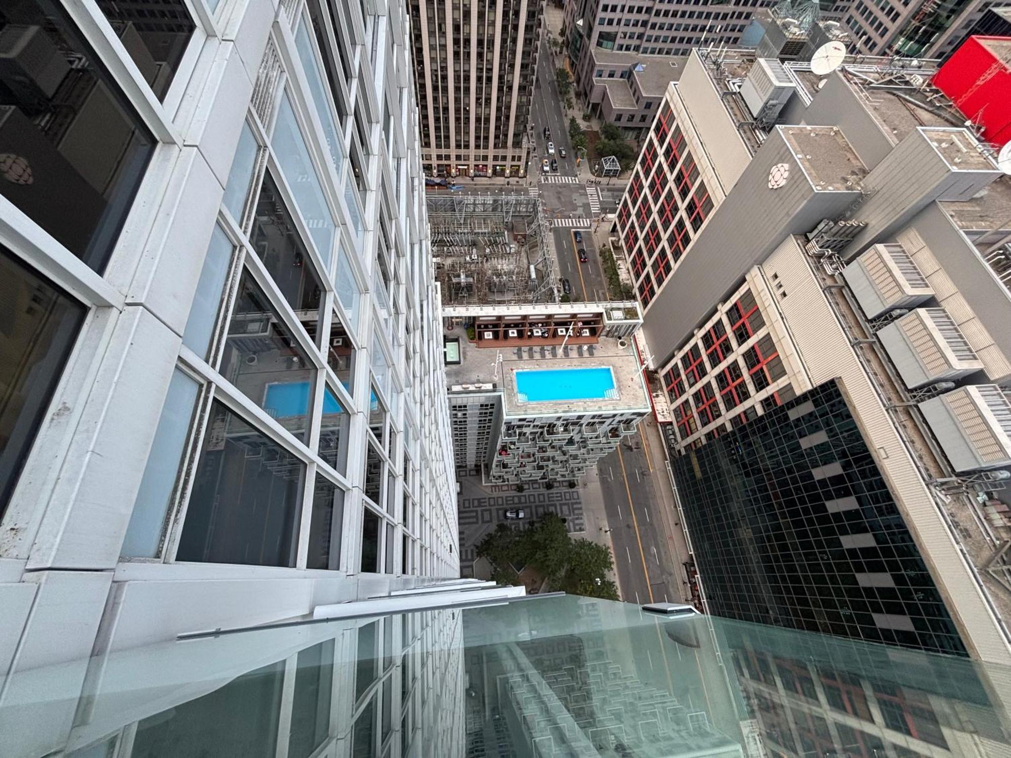 Cn Tower With Free Parking *