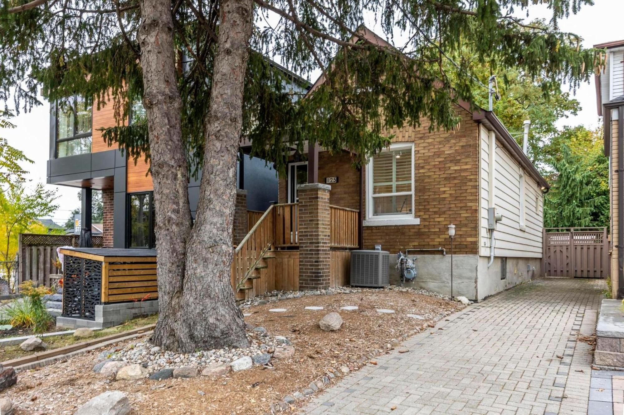 Private House With Parking & Steps To Subway * Toronto