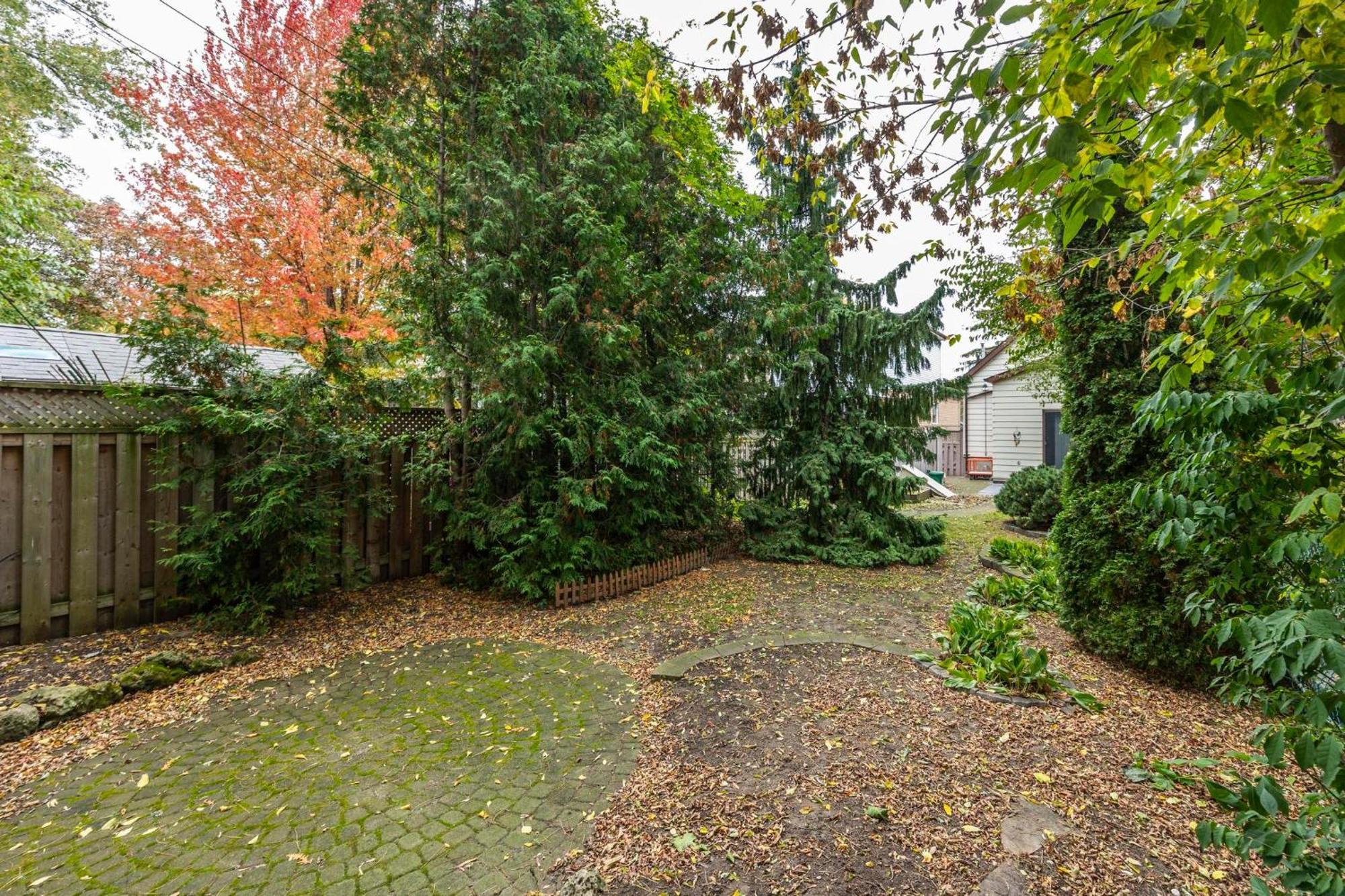 Private House With Parking & Steps To Subway * Toronto