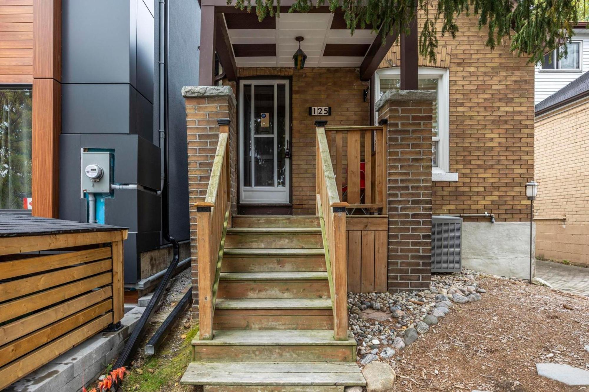 Private House With Parking & Steps To Subway Apartment