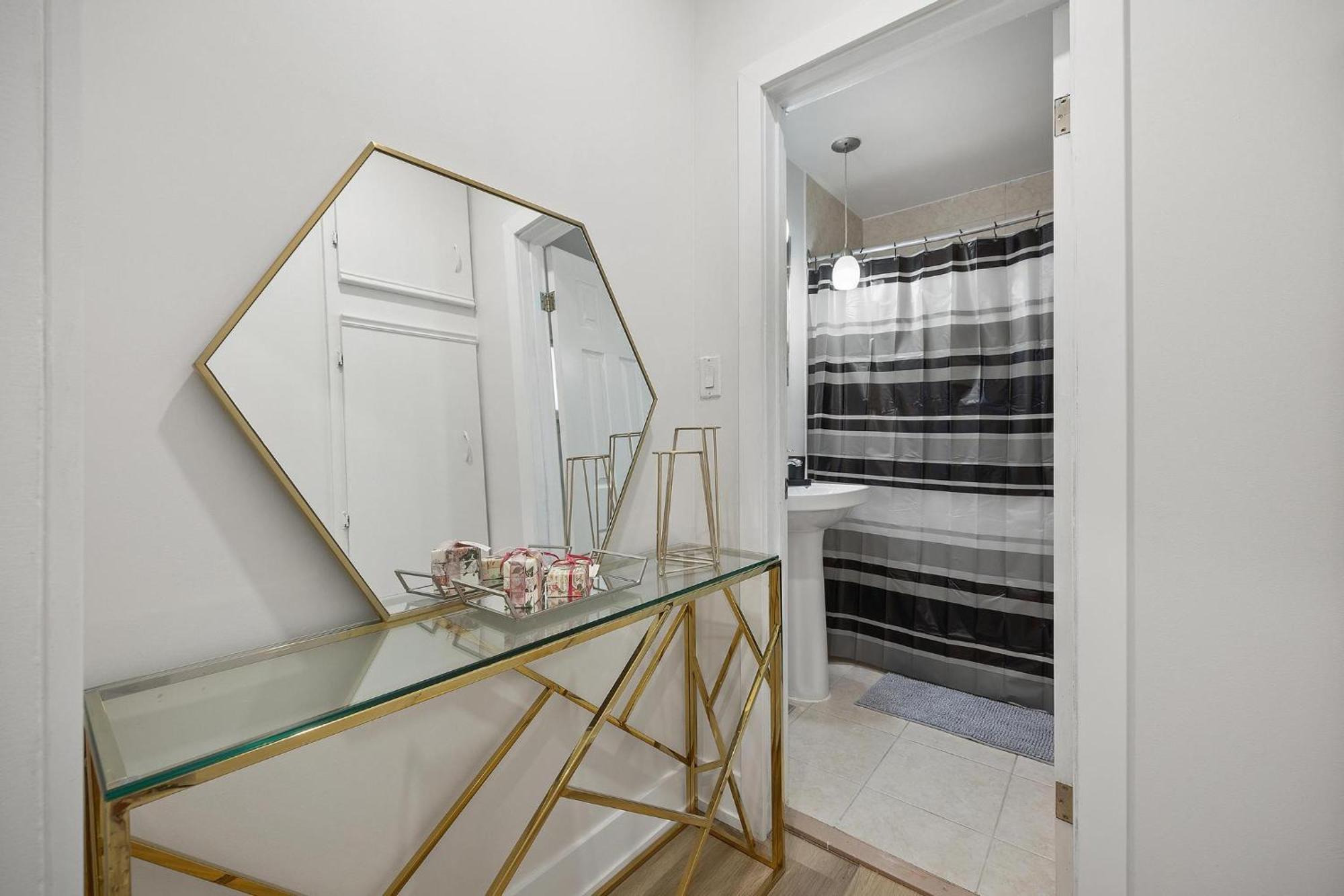 Private House With Parking & Steps To Subway Apartment