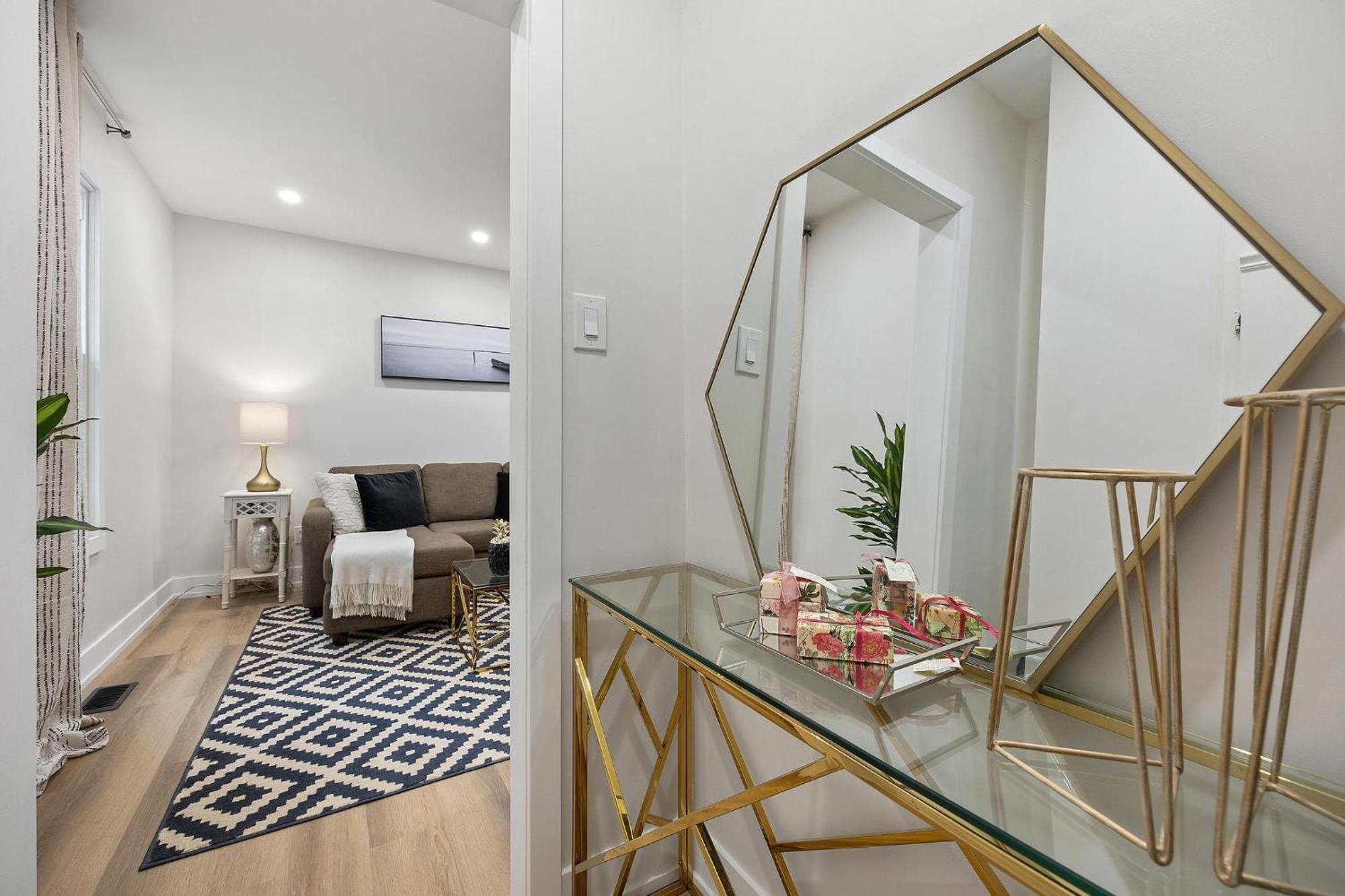 Private House With Parking & Steps To Subway * Toronto