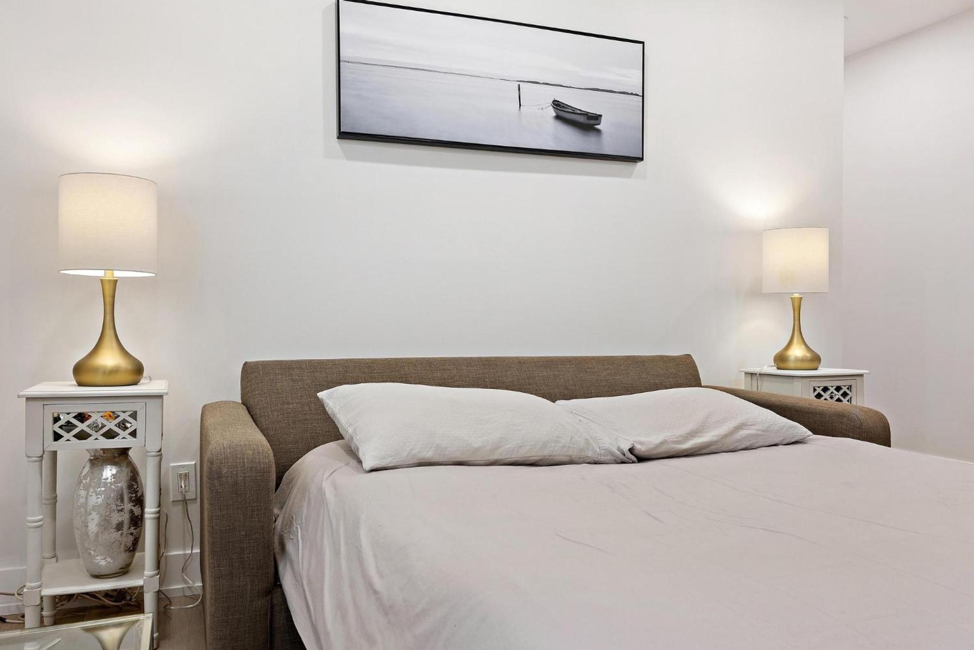 Private House With Parking & Steps To Subway Apartment
