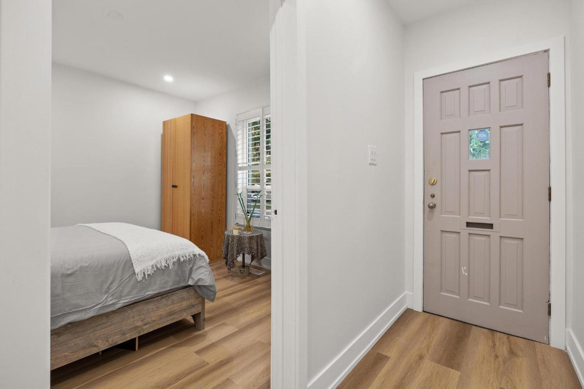Apartment Private House With Parking & Steps To Subway