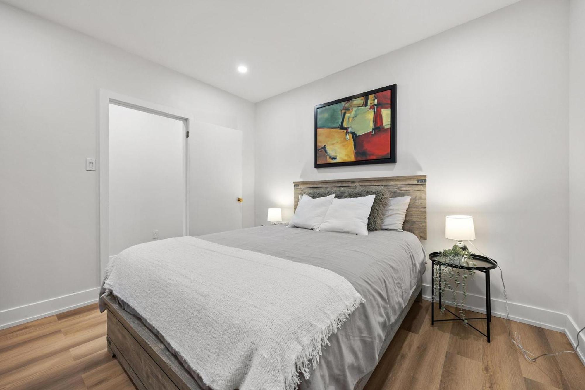 Private House With Parking & Steps To Subway Apartment Toronto