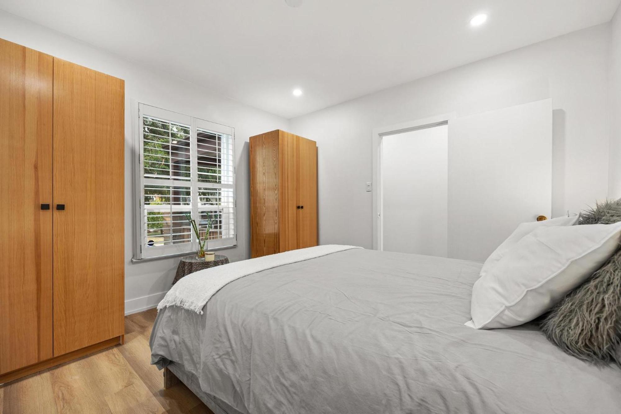 Private House With Parking & Steps To Subway *