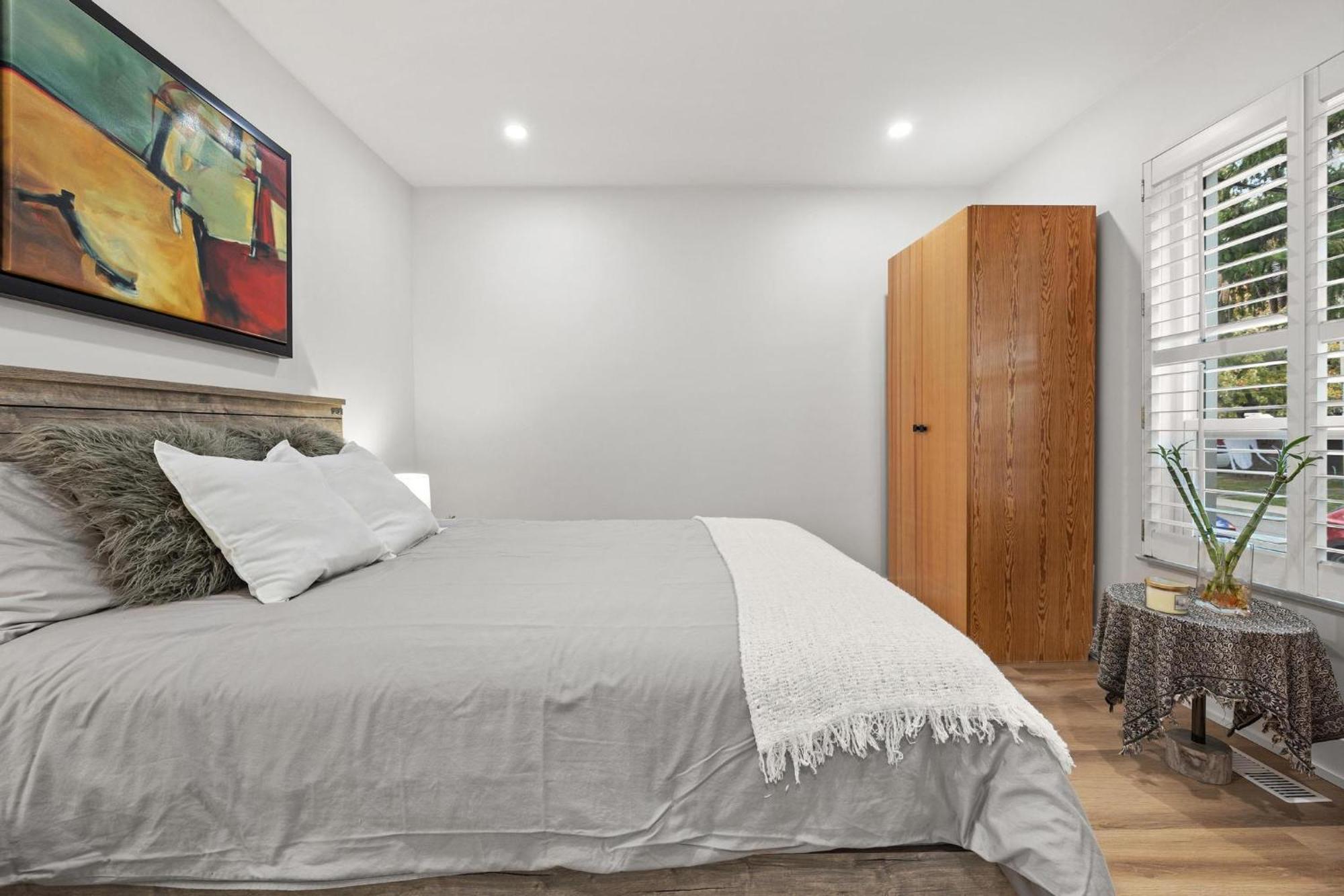 Private House With Parking & Steps To Subway Toronto