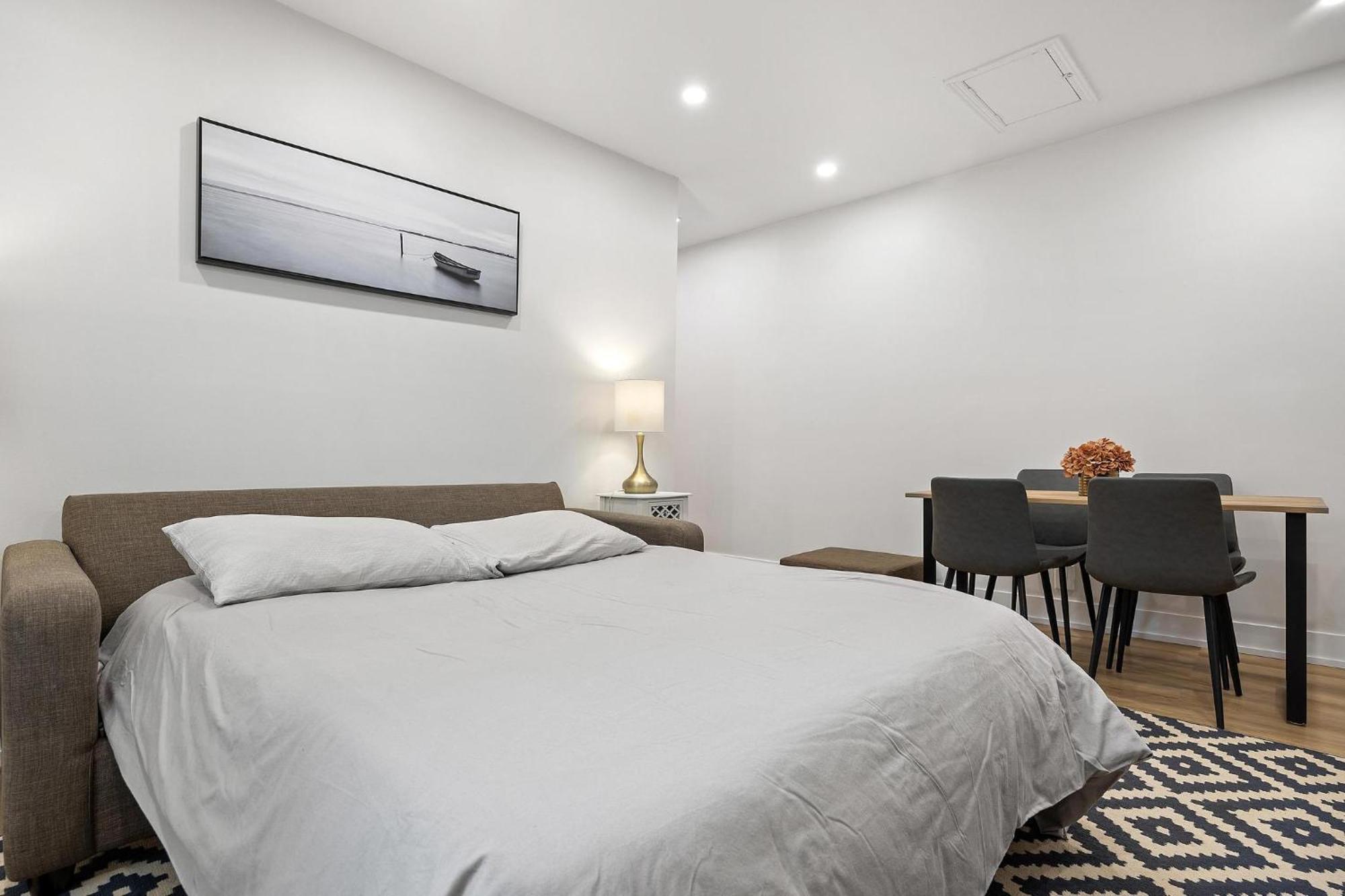 Private House With Parking & Steps To Subway * Toronto