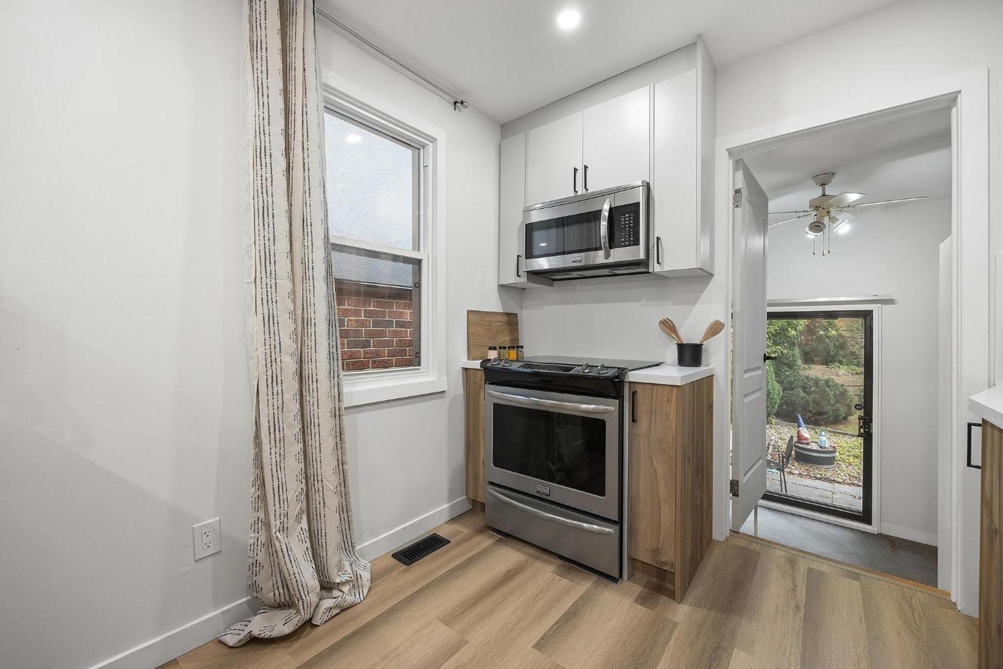 Apartment Private House With Parking & Steps To Subway Toronto