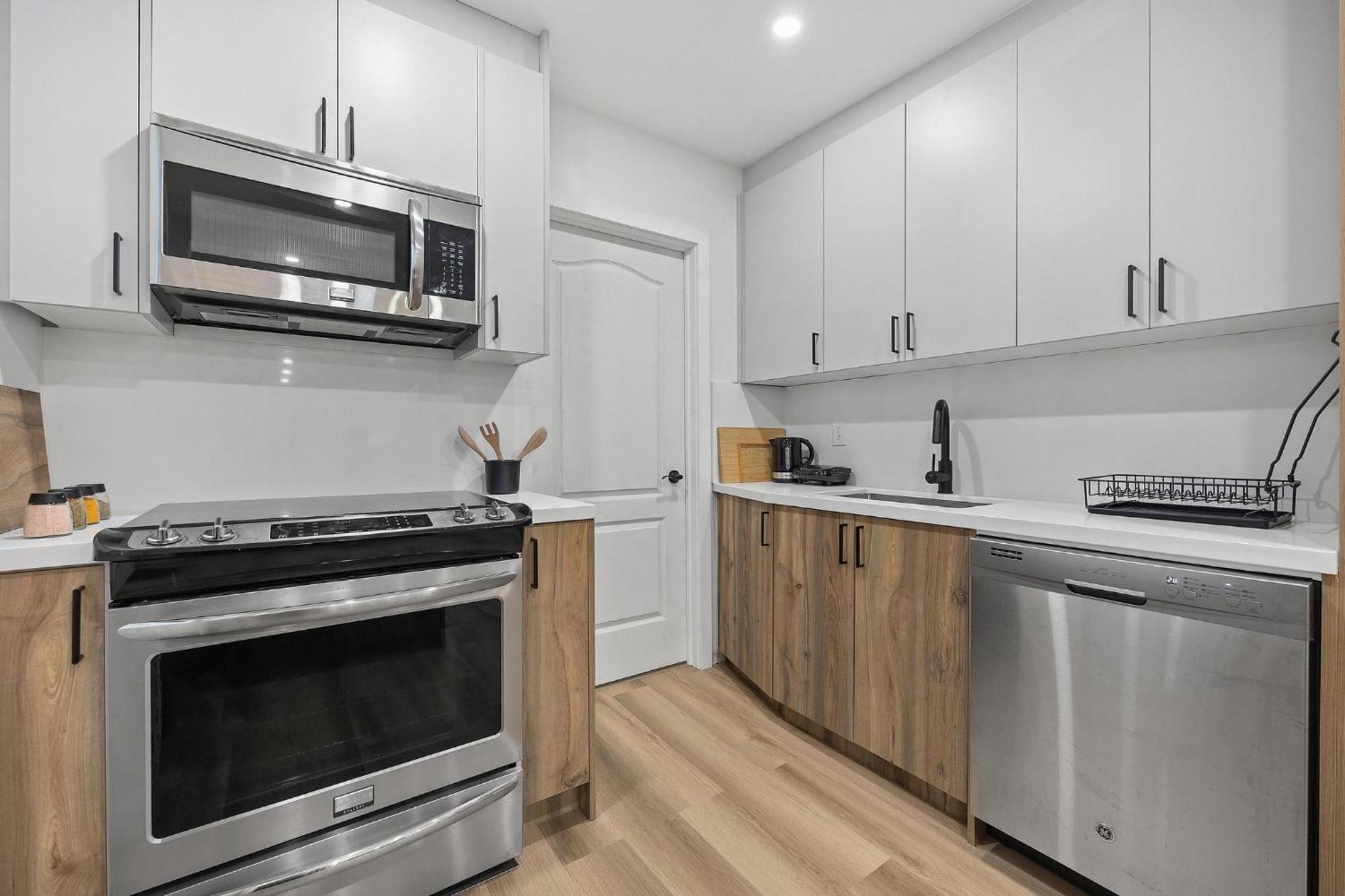 Private House With Parking & Steps To Subway *