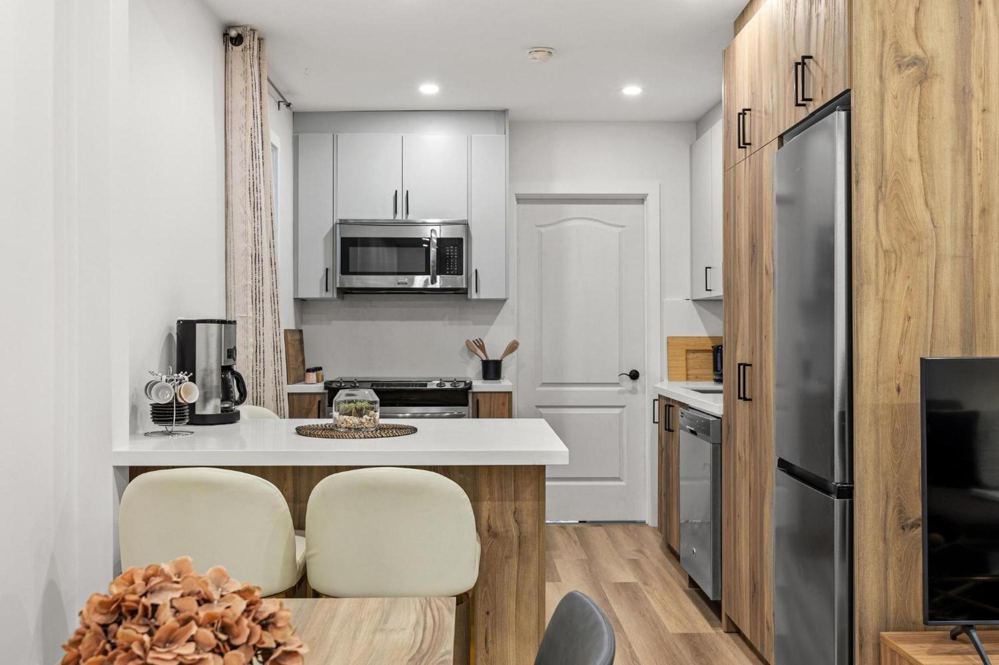 Private House With Parking & Steps To Subway
