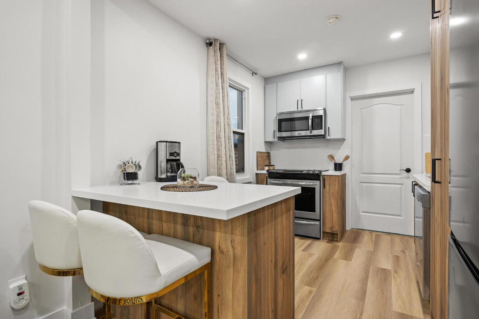 Private House With Parking & Steps To Subway Apartment