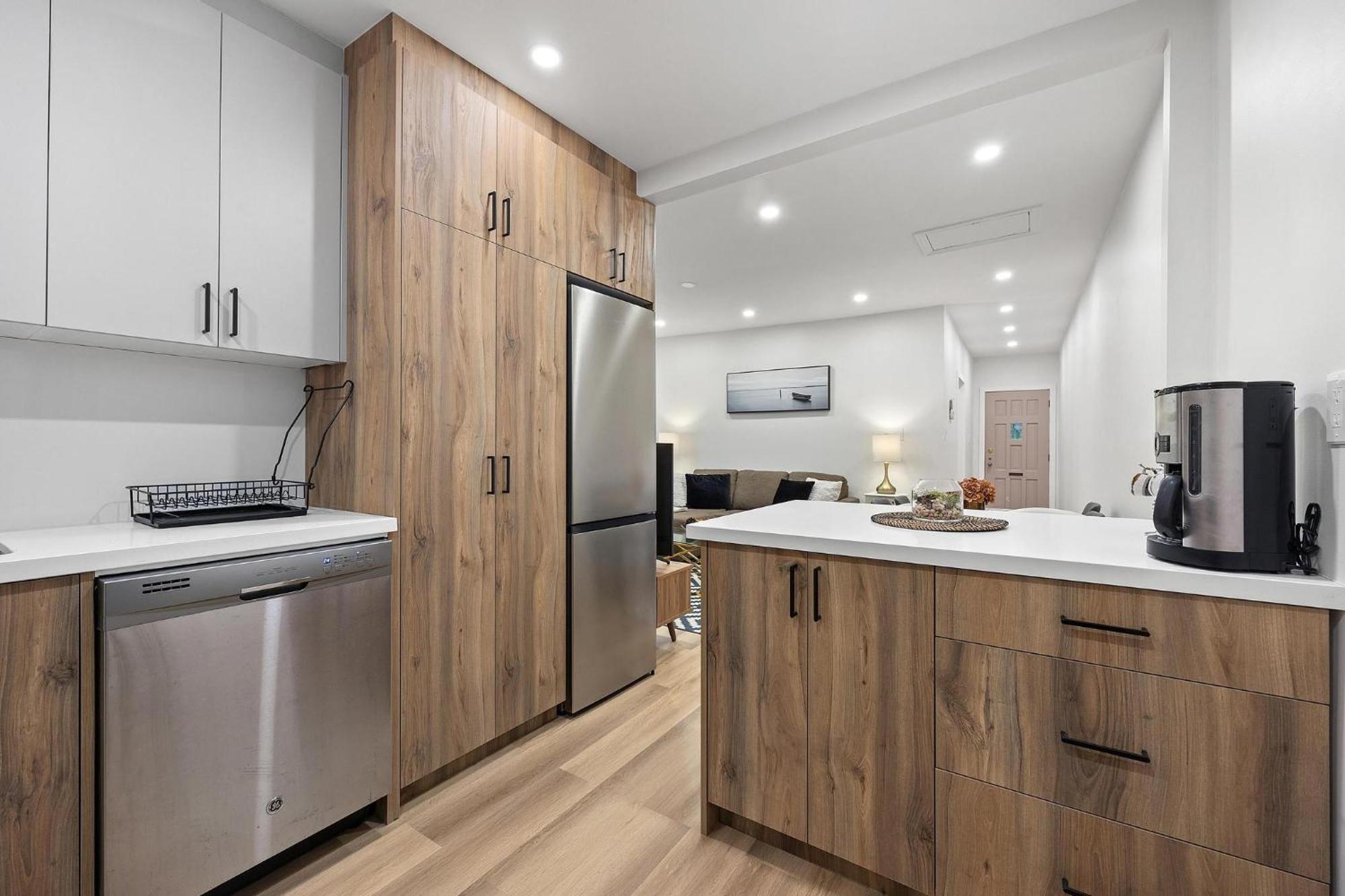 Private House With Parking & Steps To Subway *