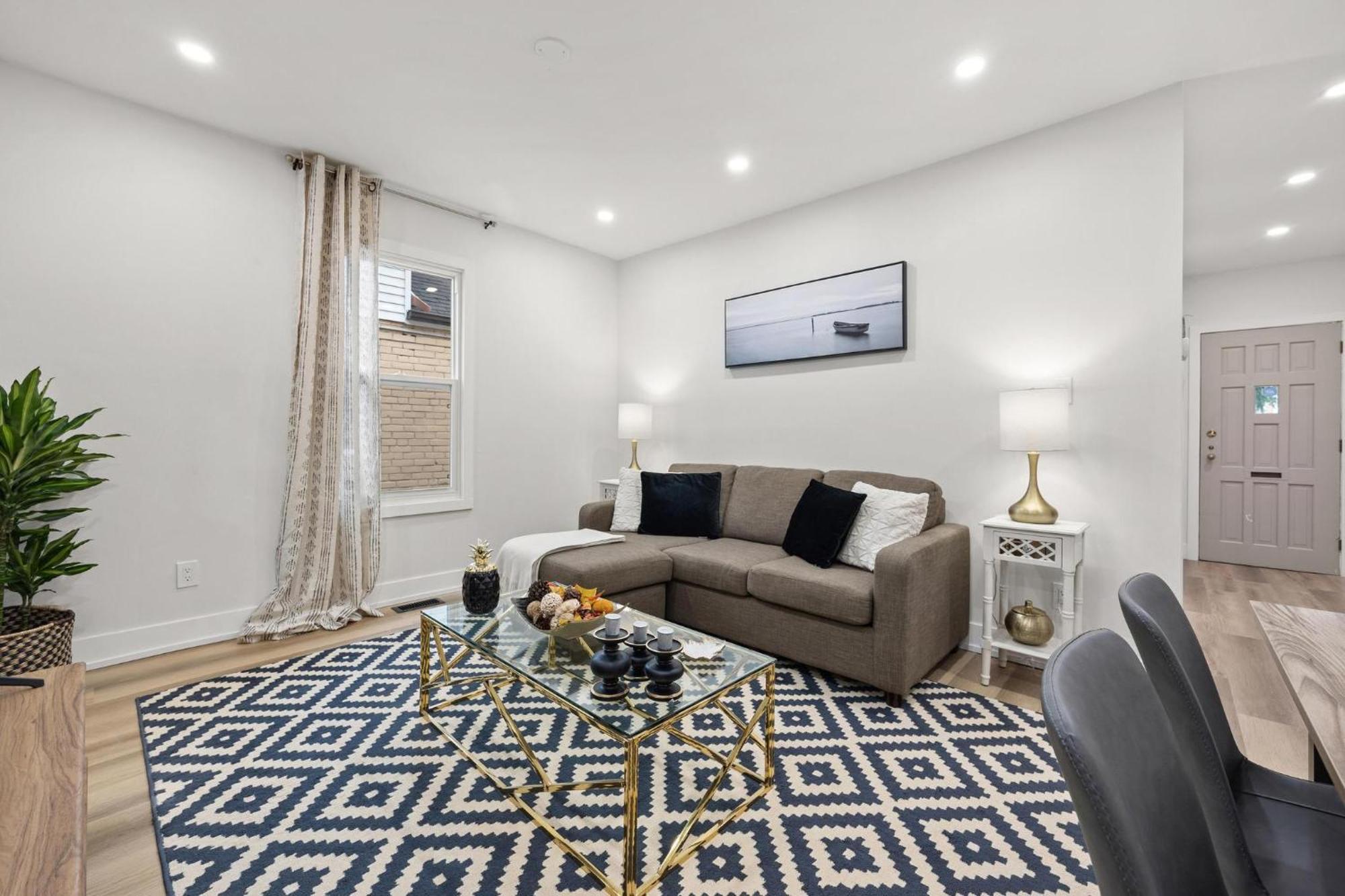 Private House With Parking & Steps To Subway * Toronto