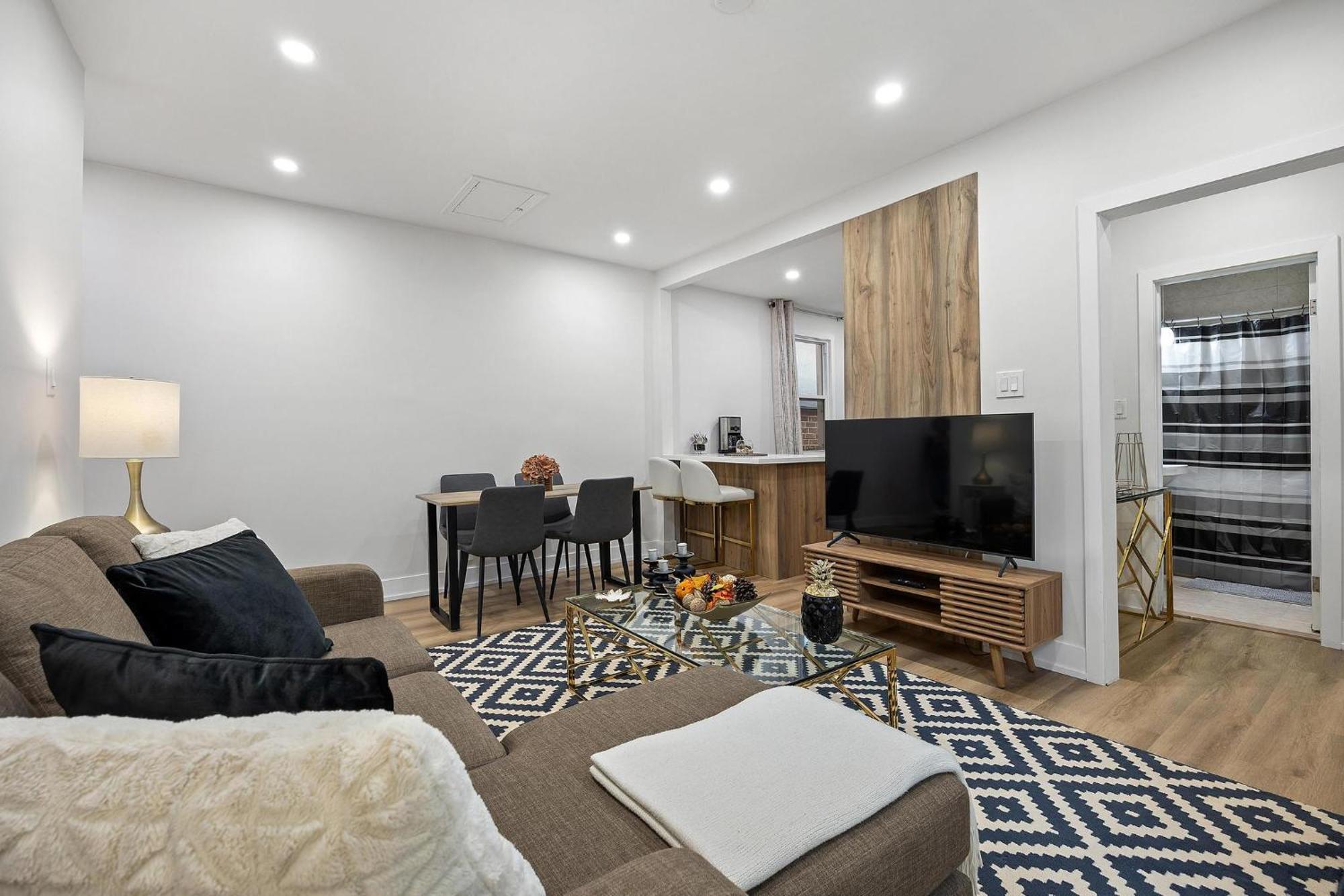 Private House With Parking & Steps To Subway Apartment Toronto