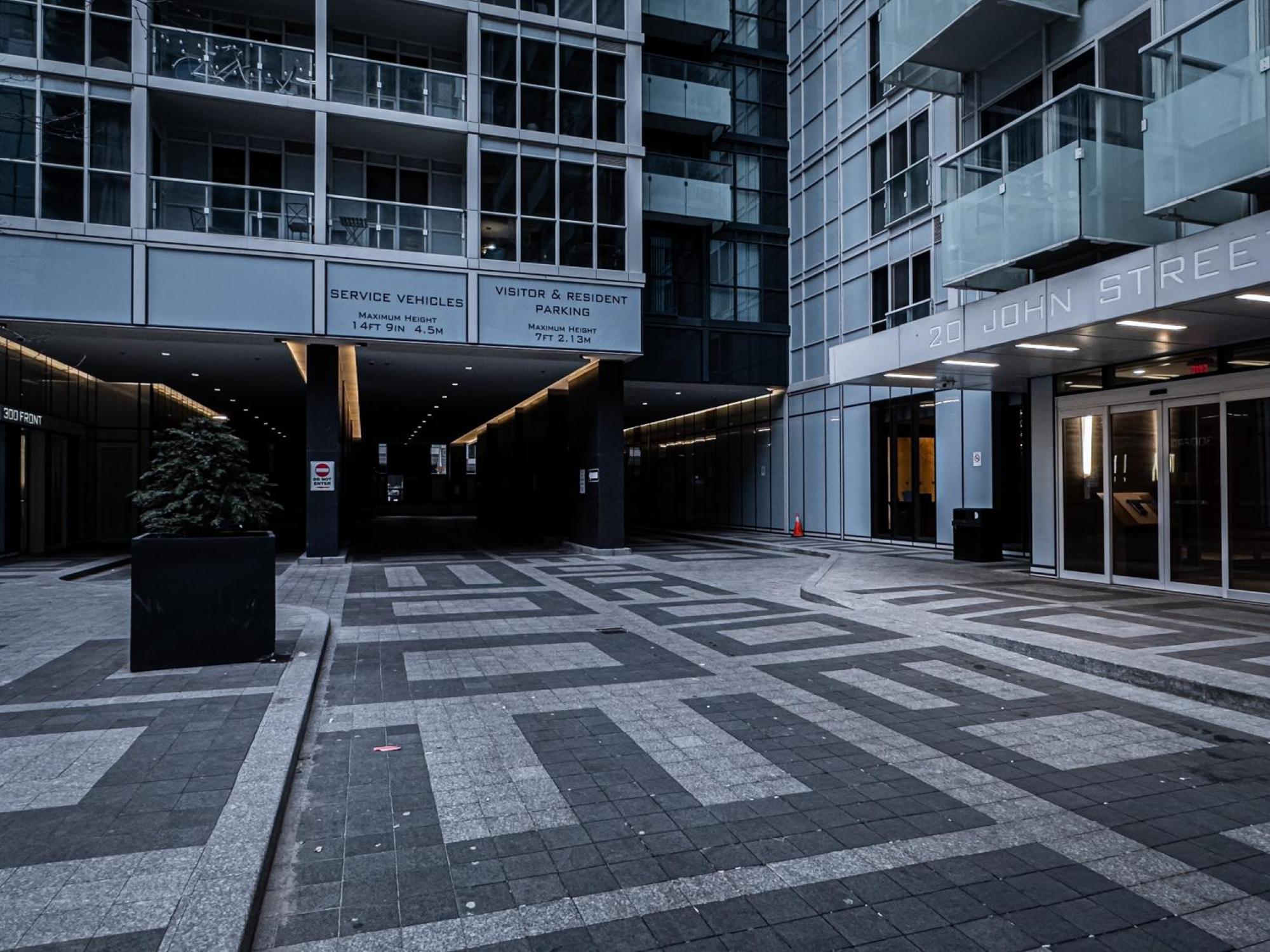 Lux 300 Front Cn Tower View & Free Parking Apartment *