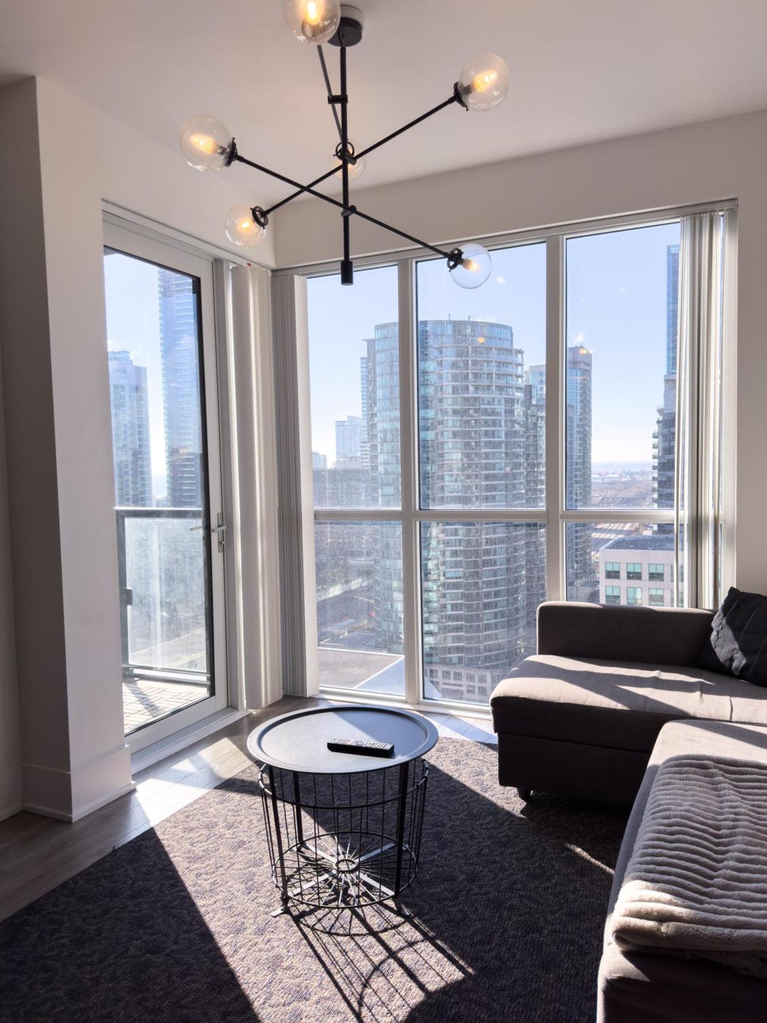 Lux 300 Front Cn Tower View & Free Parking Apartment