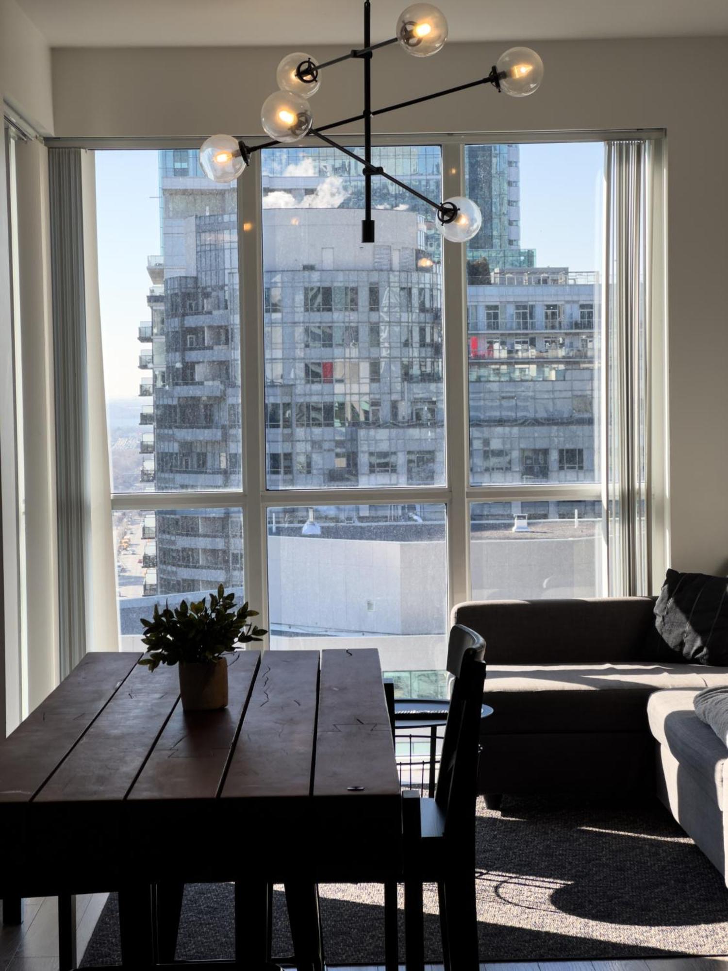 Lux 300 Front Cn Tower View & Free Parking *