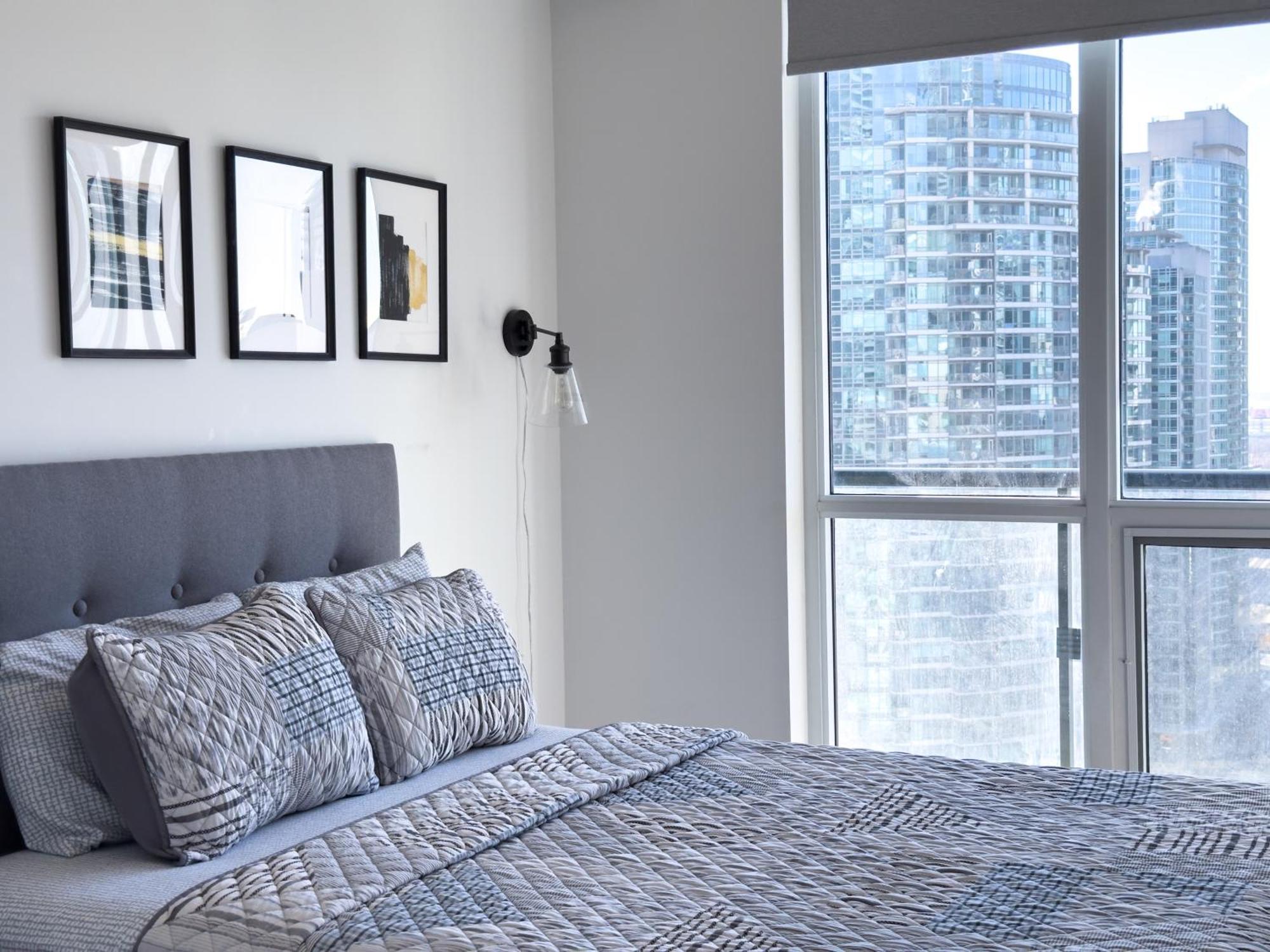 Lux 300 Front Cn Tower View & Free Parking